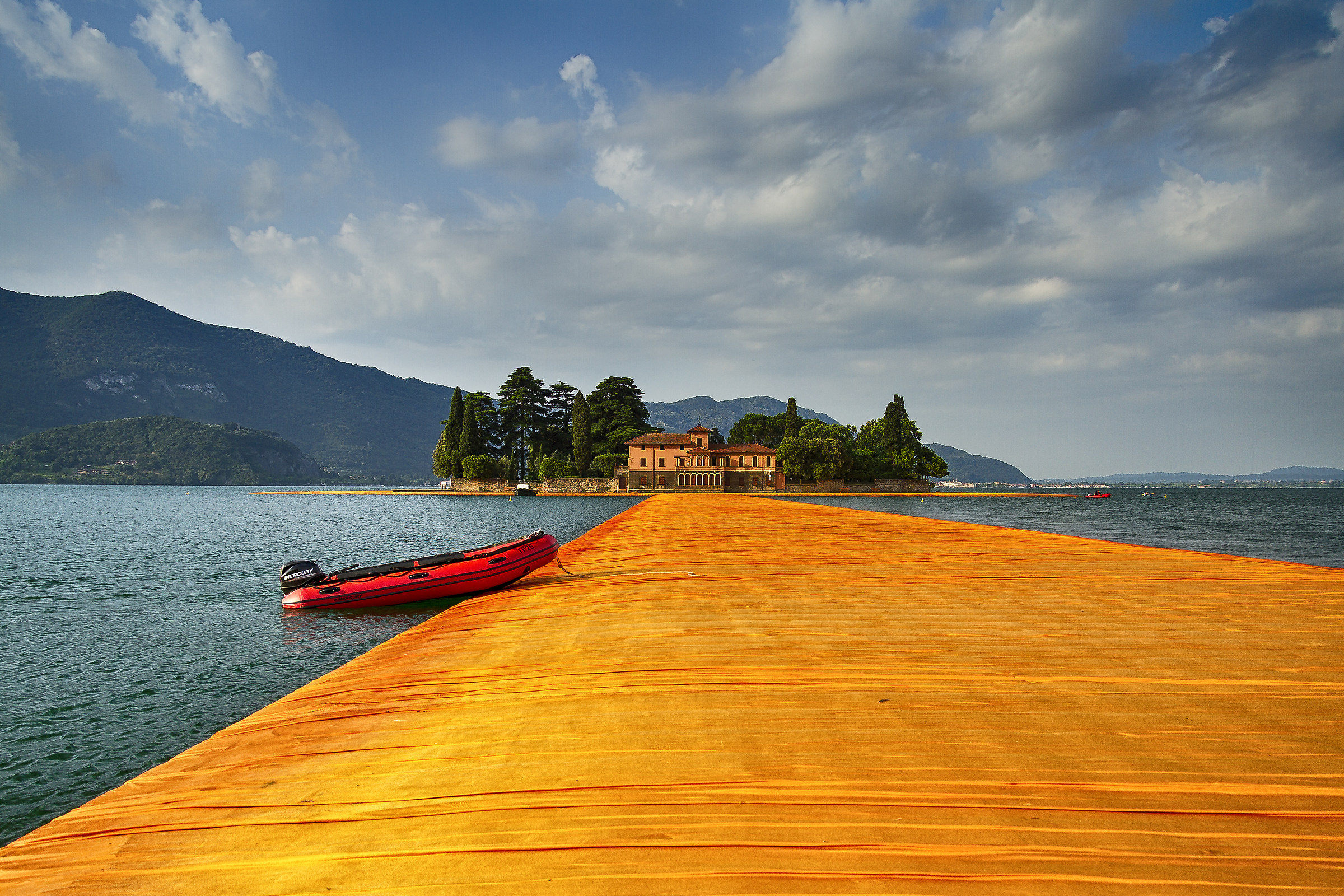 one walks on Lake Iseo, The Floating Piers ...