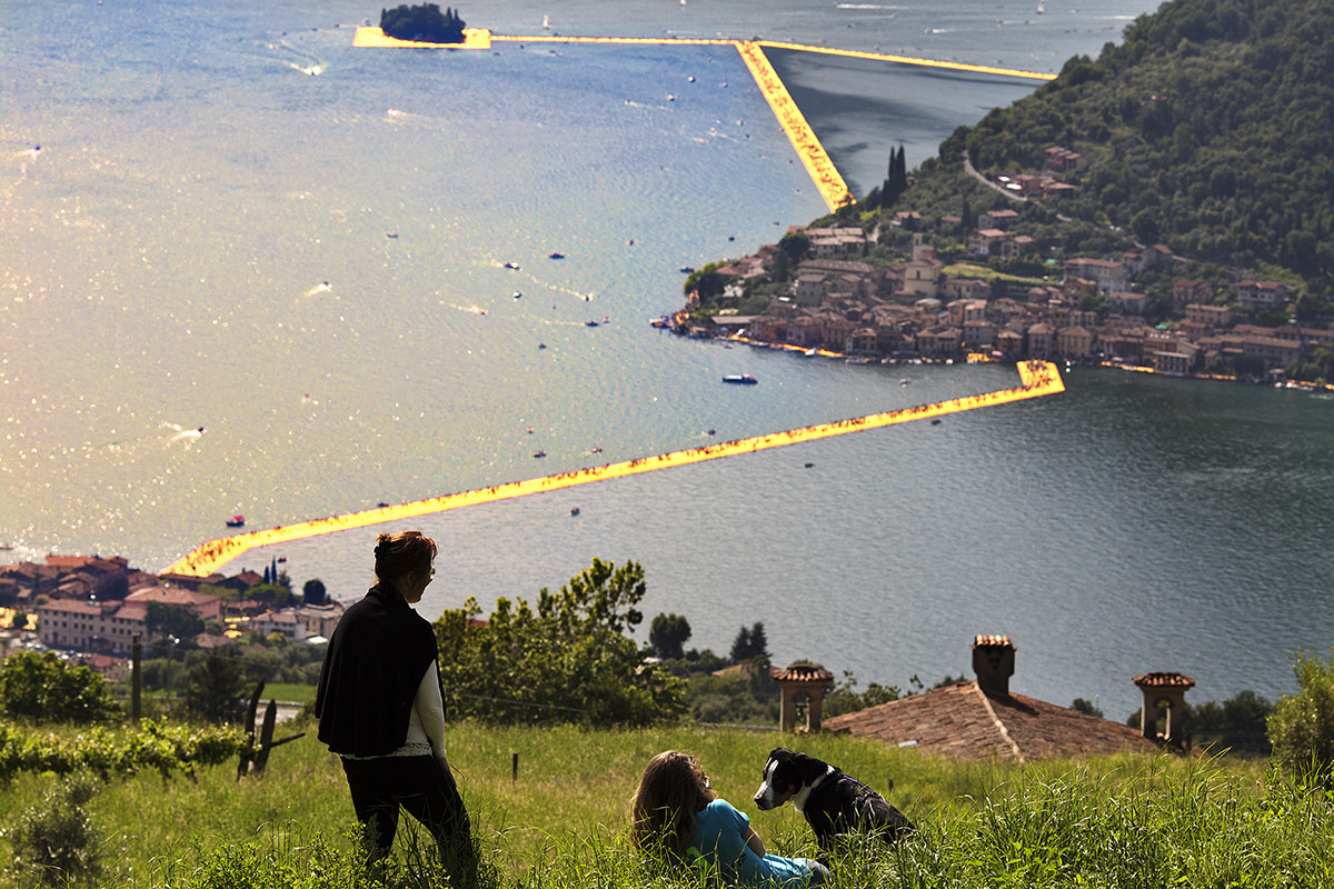 Relax in front of the boardwalk (The floating piers)