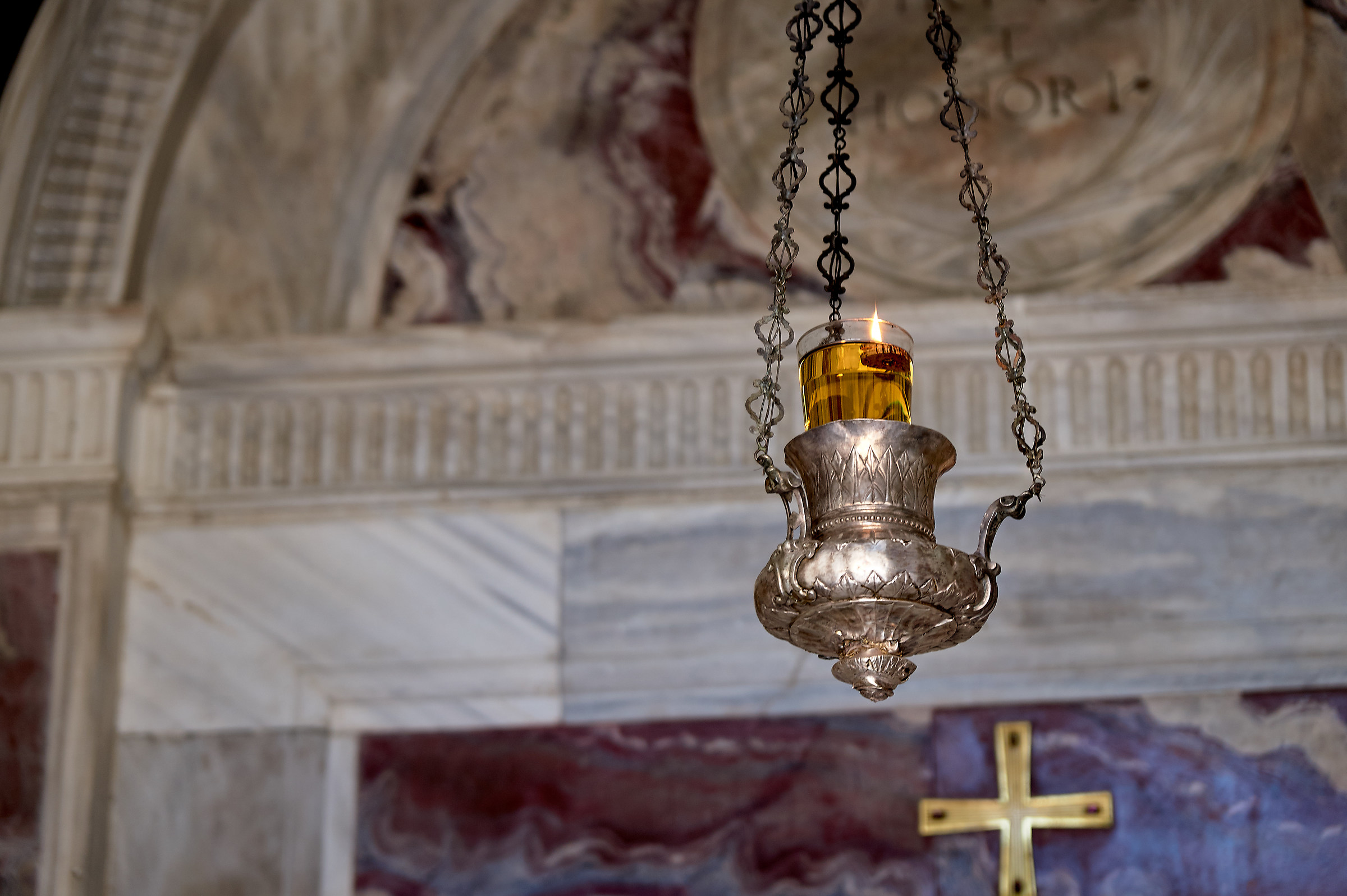 Tuscan olive oil in the tomb of Dante (Ravenna)