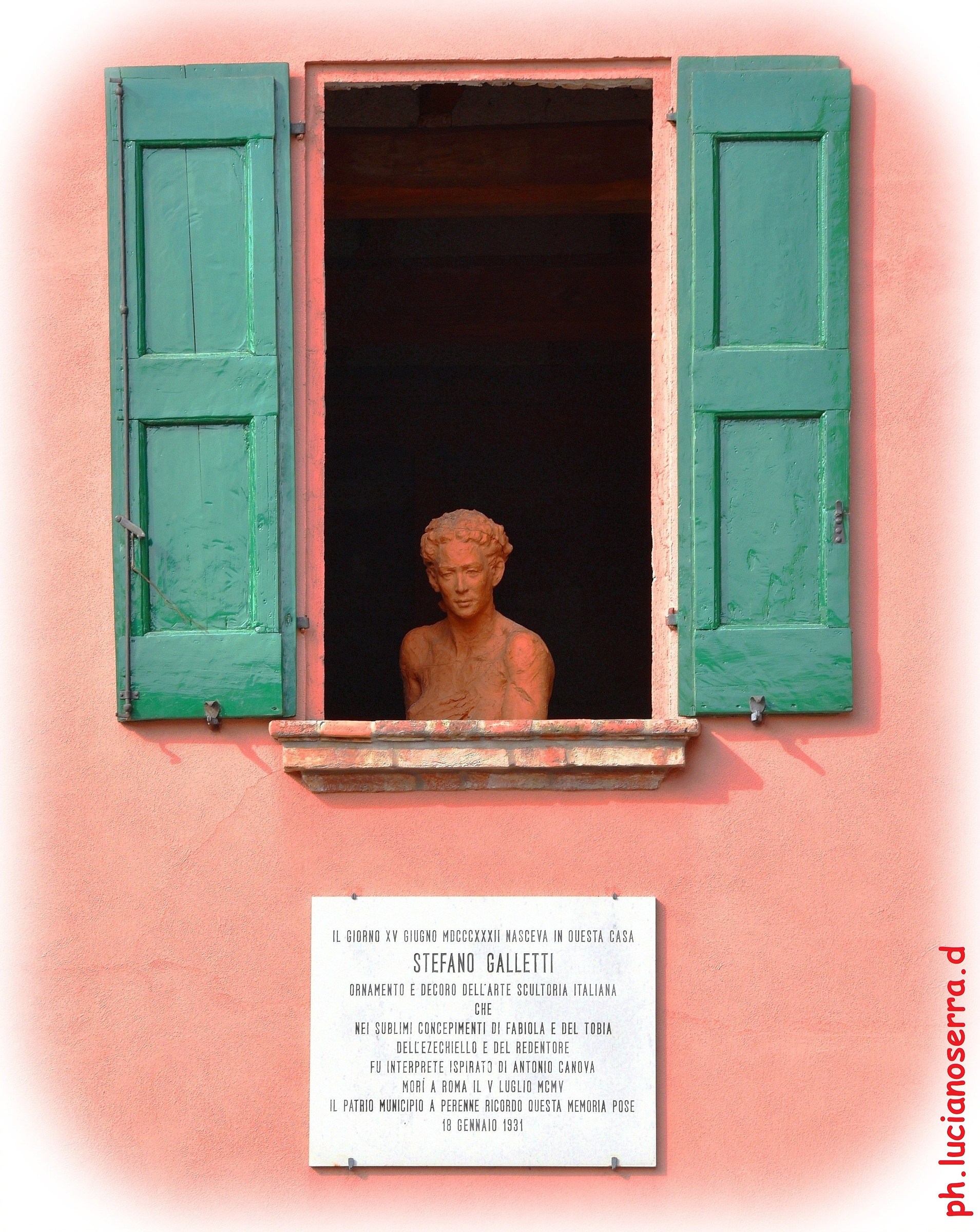Statue at the window ...