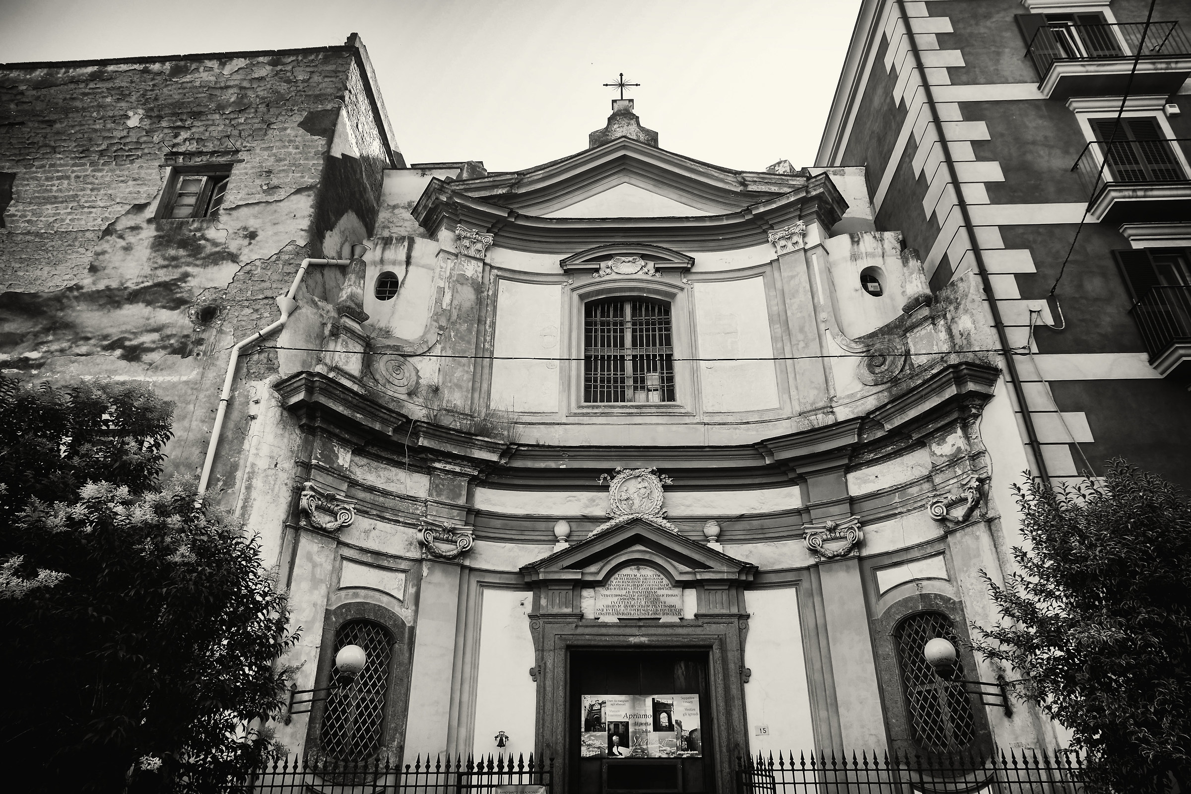 stretta in mezzo a due...