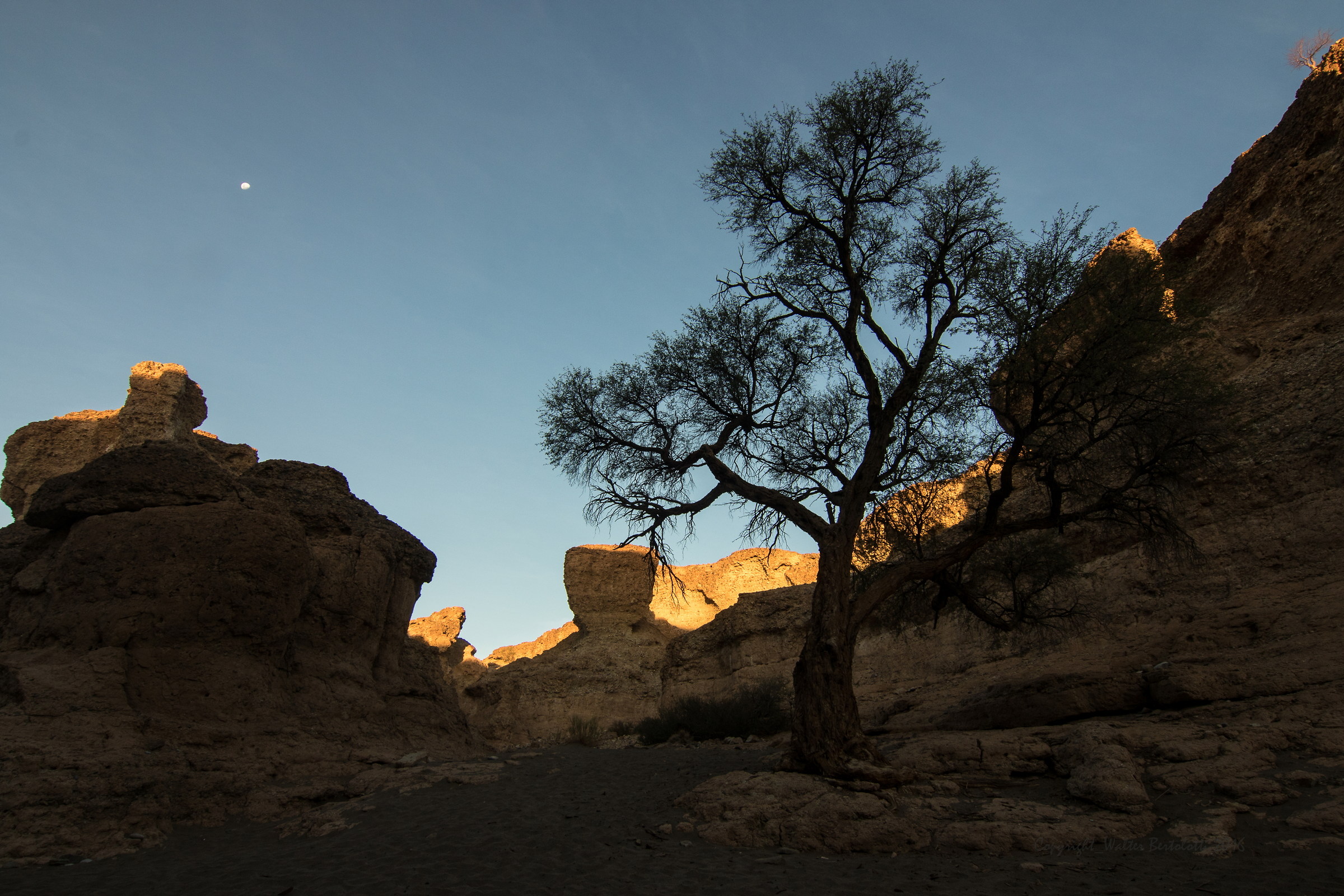 Sesriem Canyon strolling at sunset 3