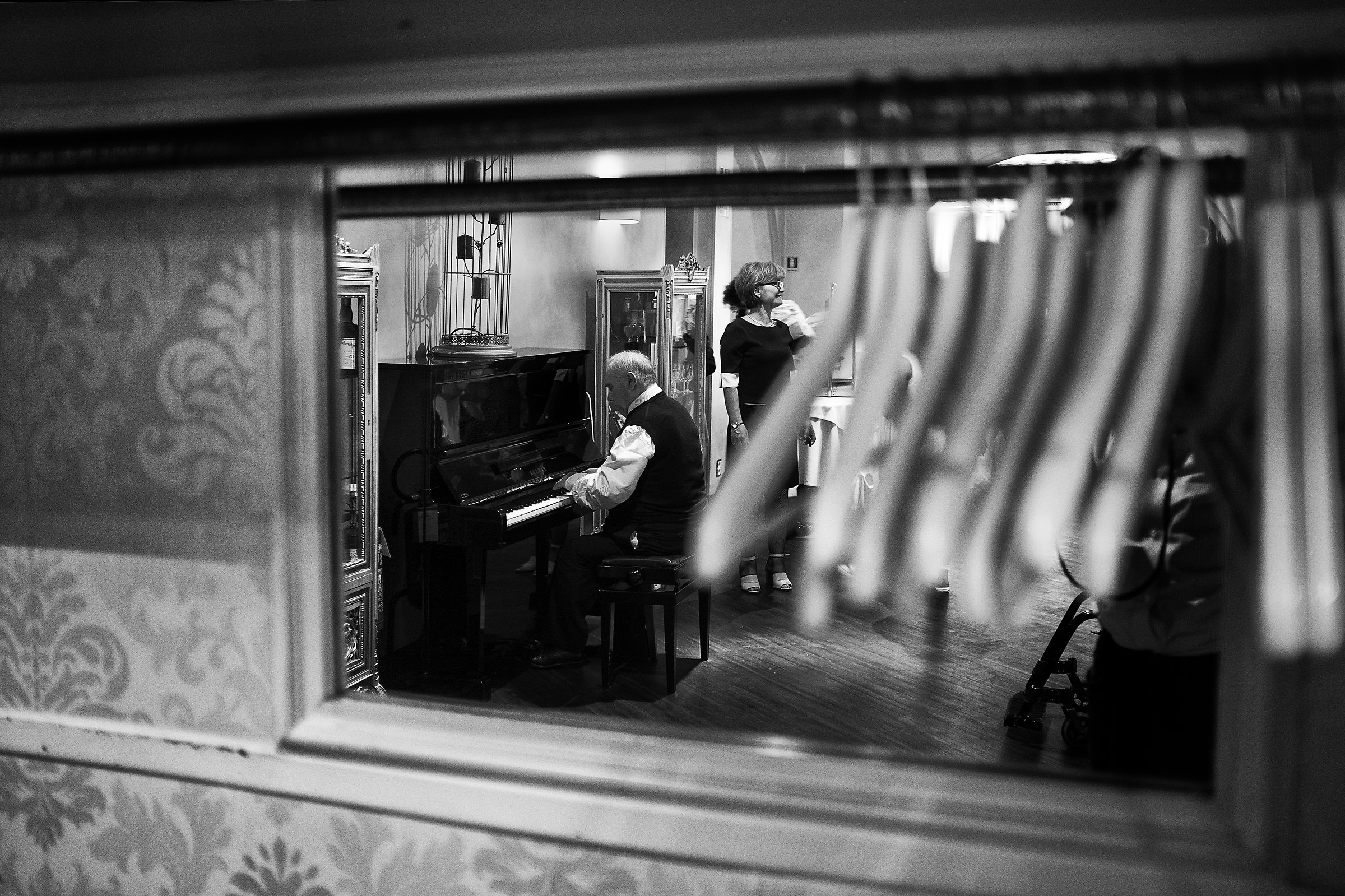 Do not shoot the piano player