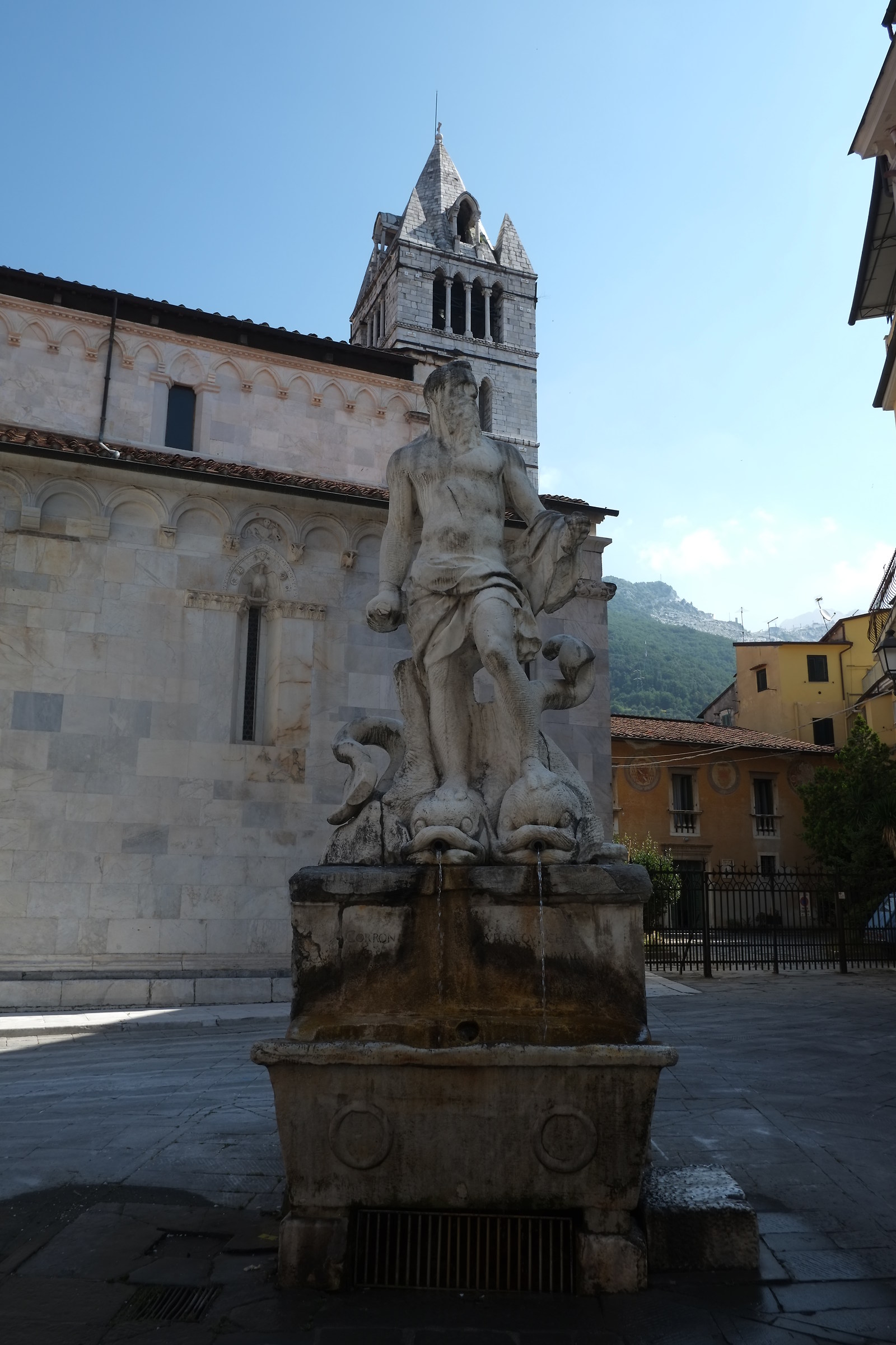 Il gigante, l'abside e la torre campanaria