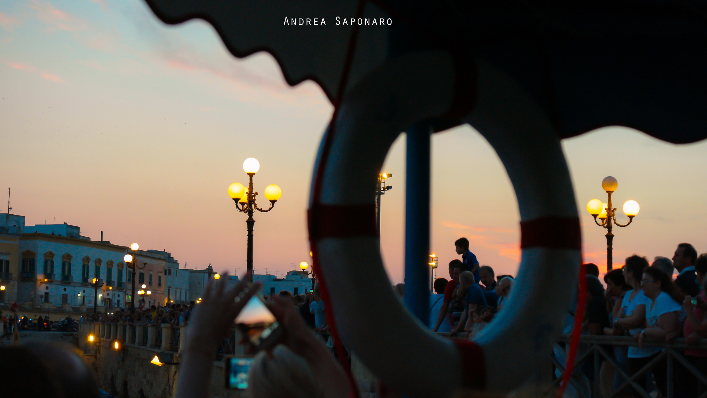 Looking at the sea procession of the Madonna of Cann