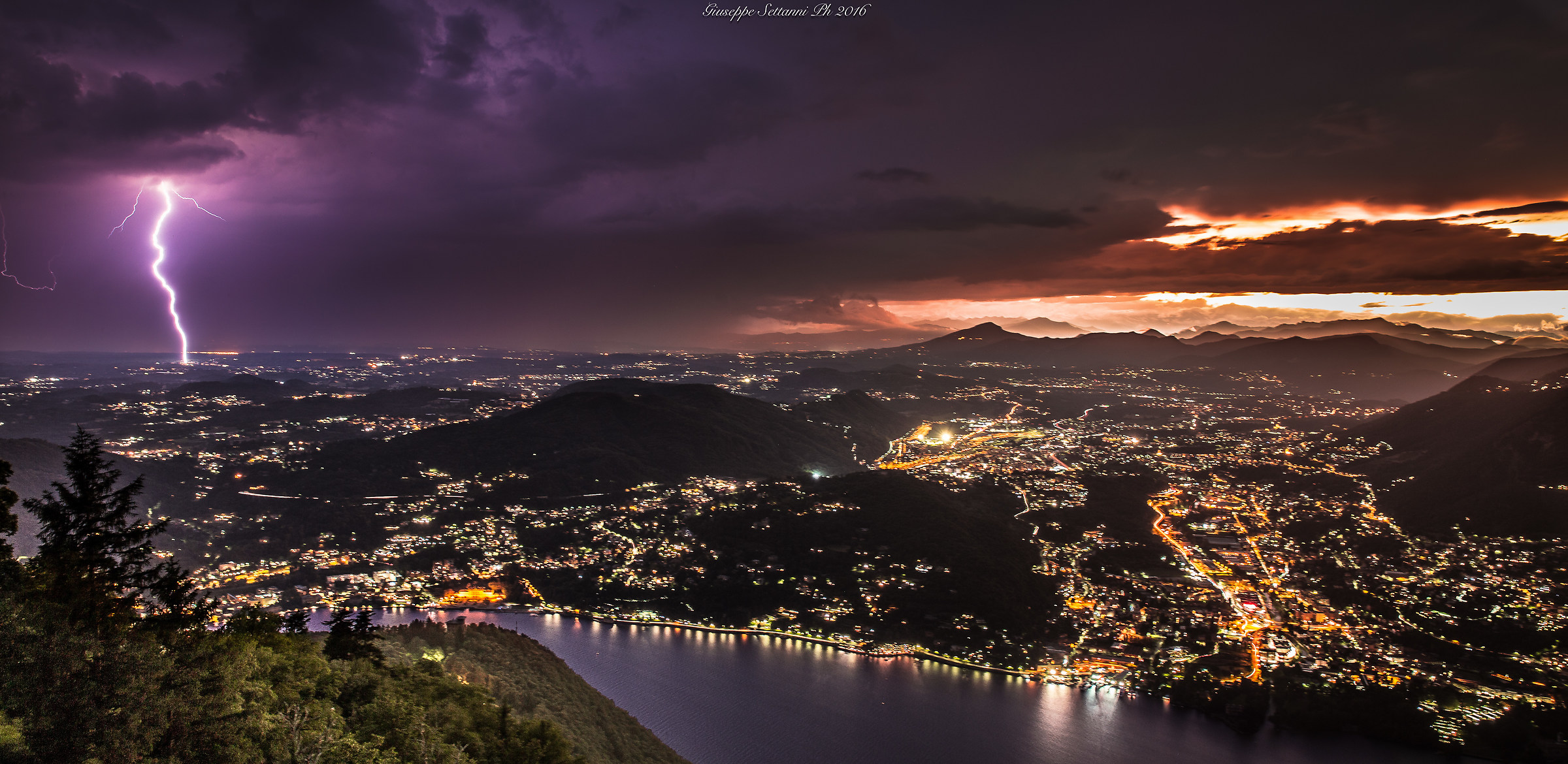 Fulmini al tramonto su Como