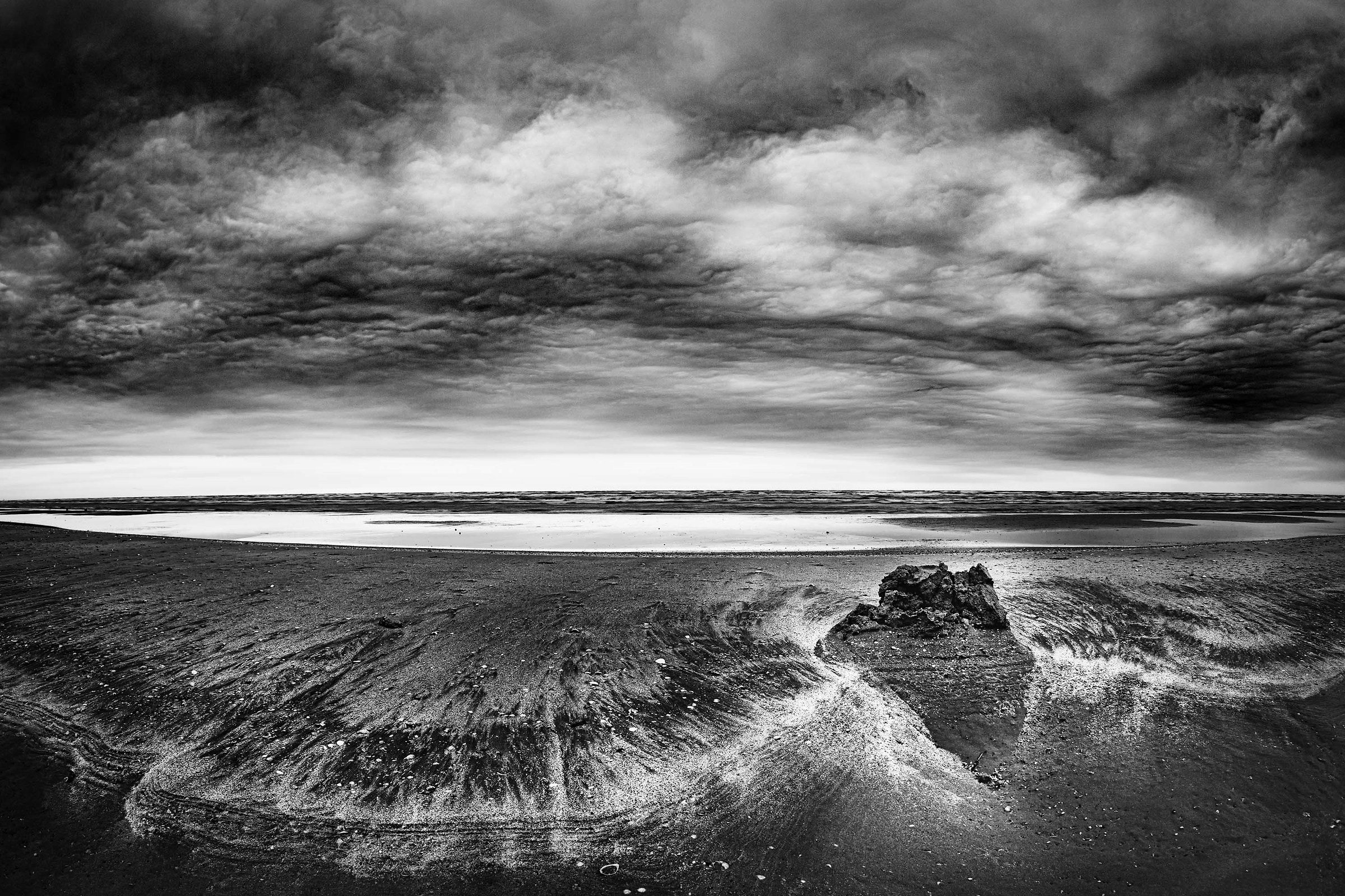 La spiaggia e il cielo BW