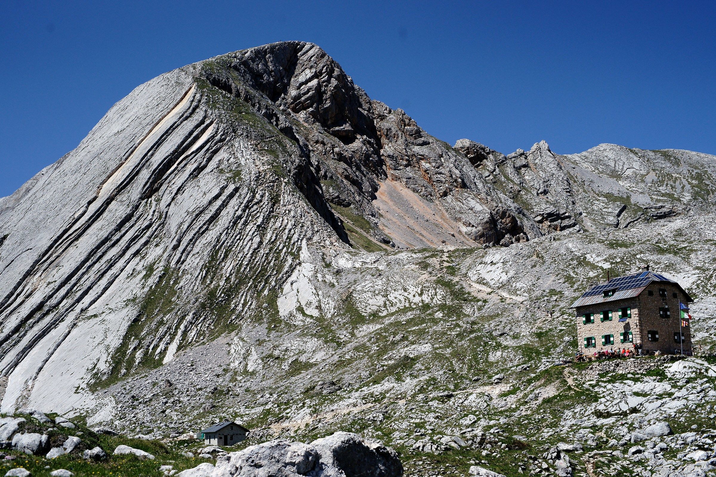 il rifugio Biella sotto alla Croda del Becco