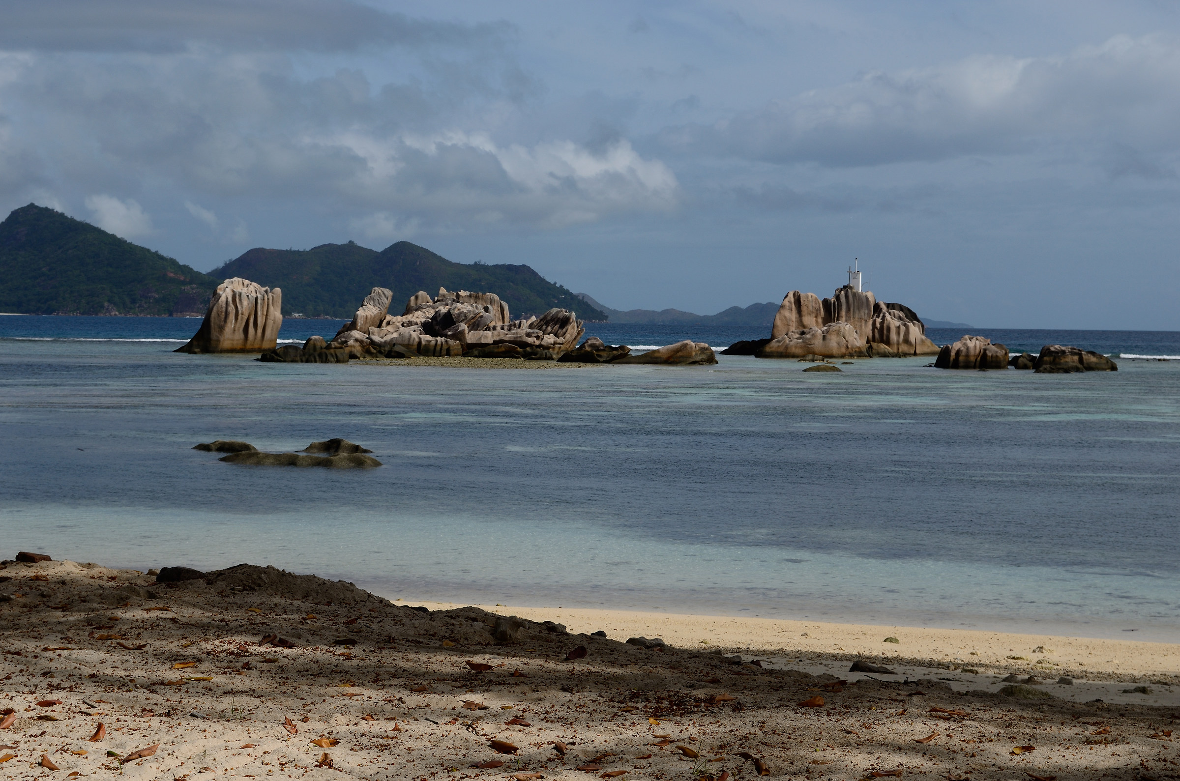 La Digue - Scogli di fronte al porticciolo