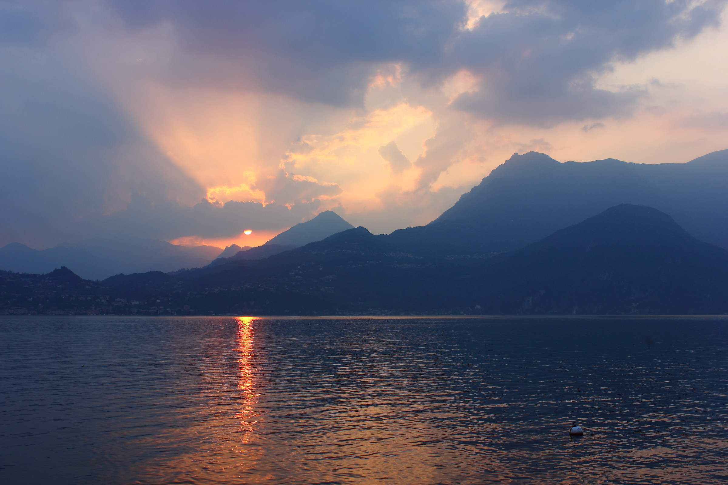 ultimi raggi sul lago di Como