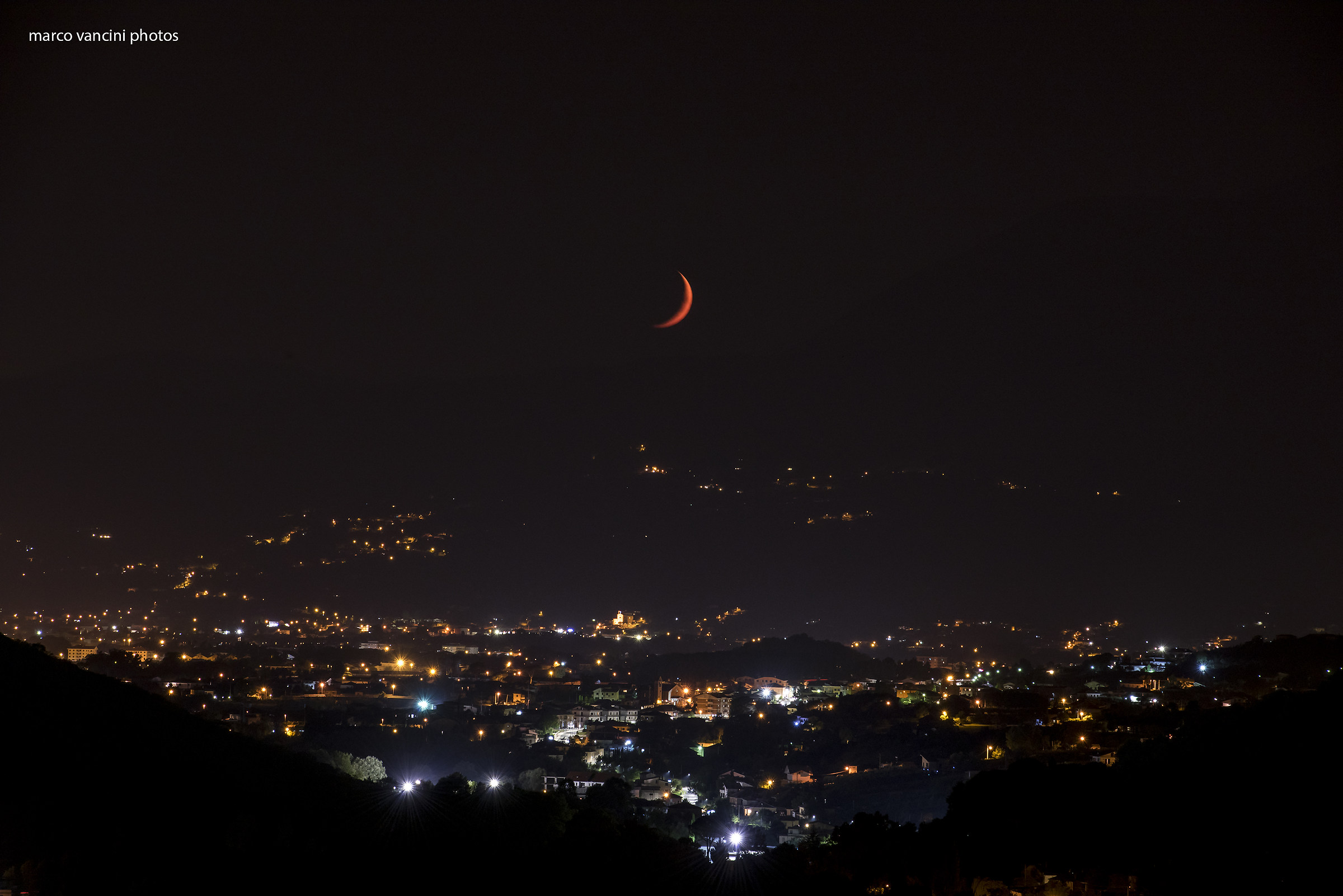 La luna sulla città