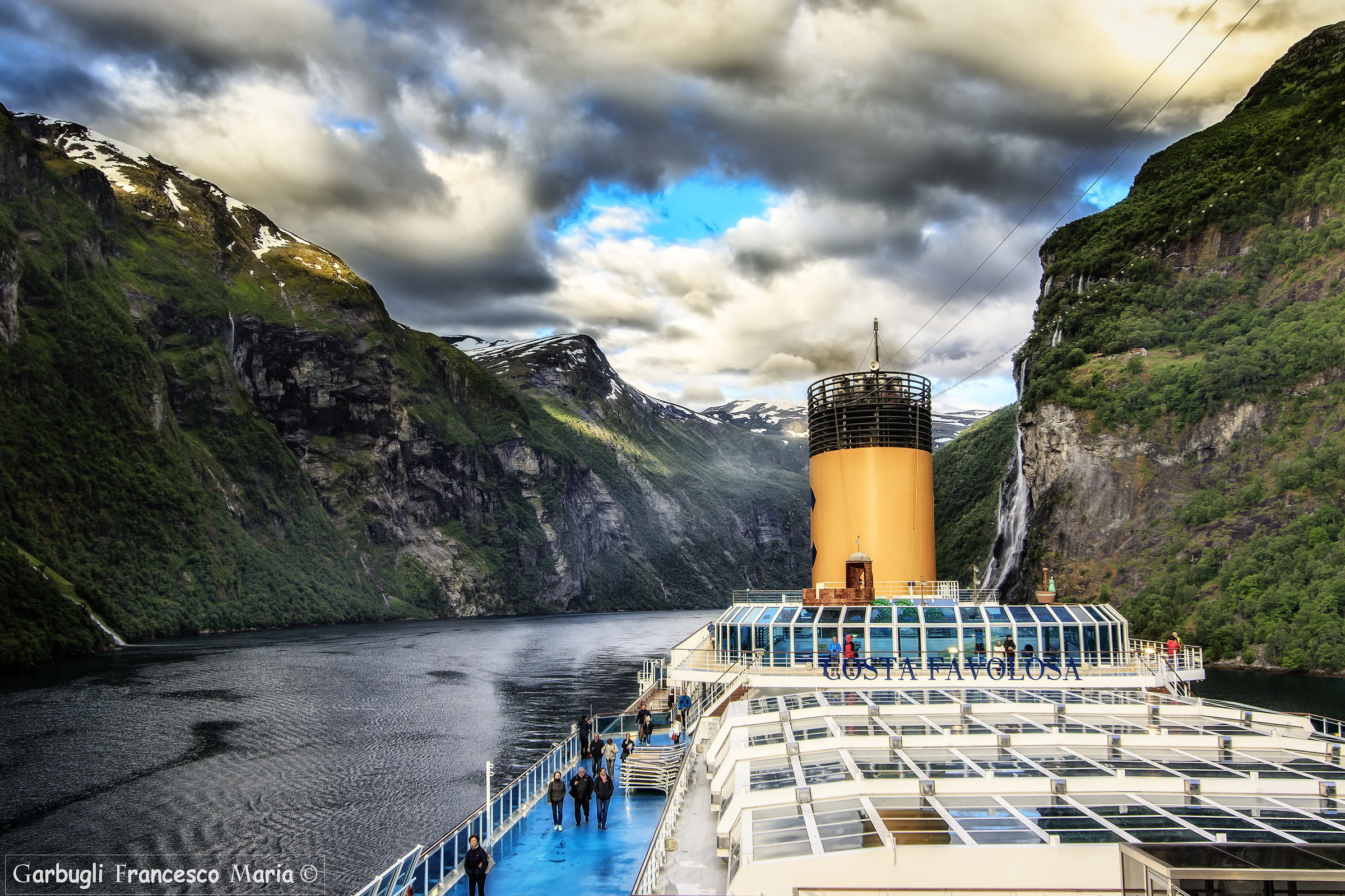 300Mt d'acciaio naviga tra cascate e montagne Geiranger
