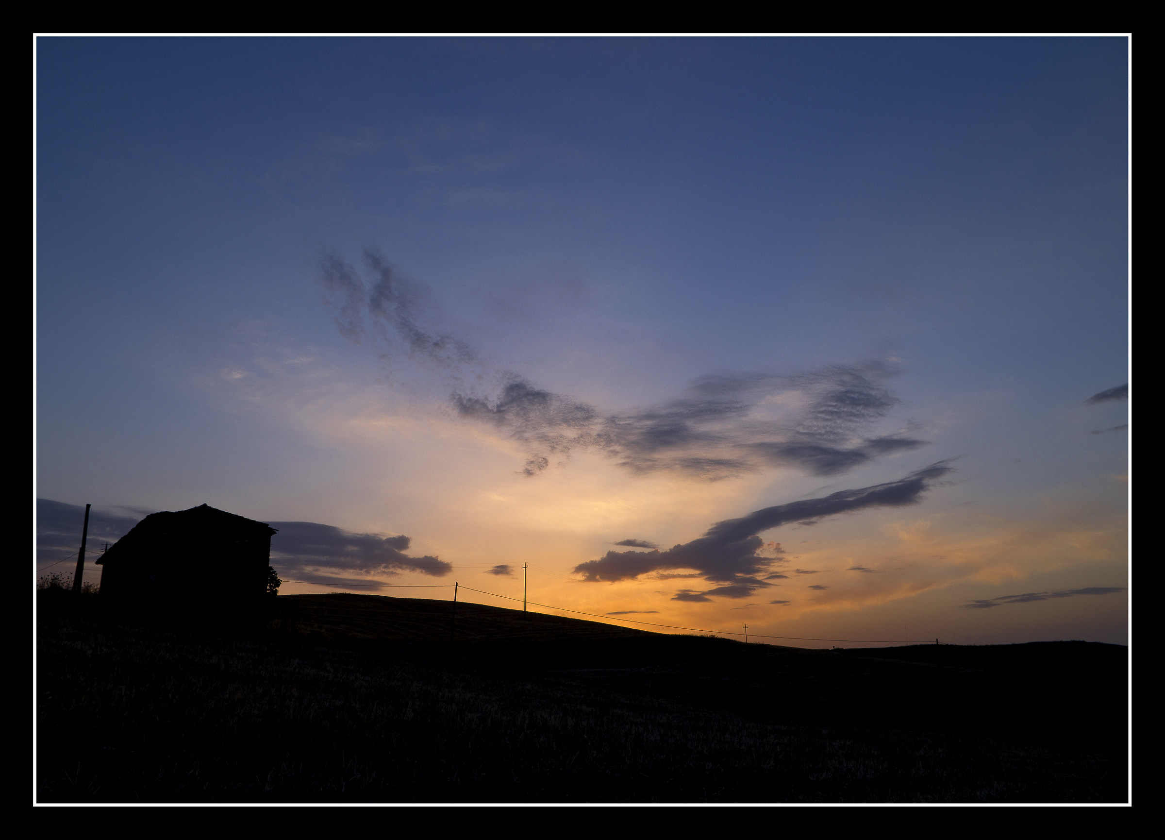 Semplice casetta al tramonto