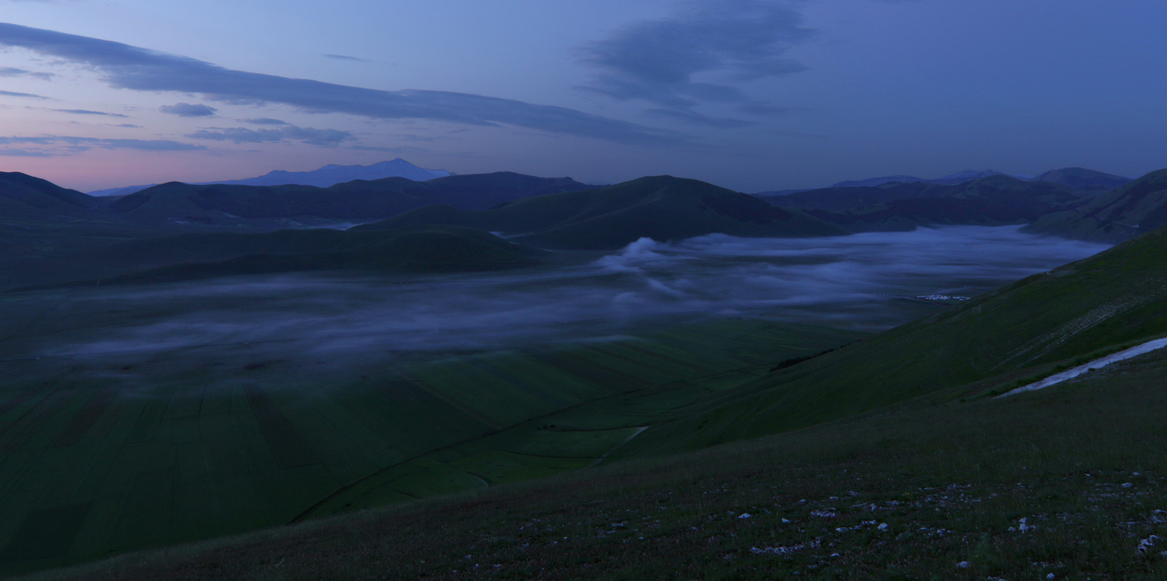 La nebbia striscia sul Pian Grande