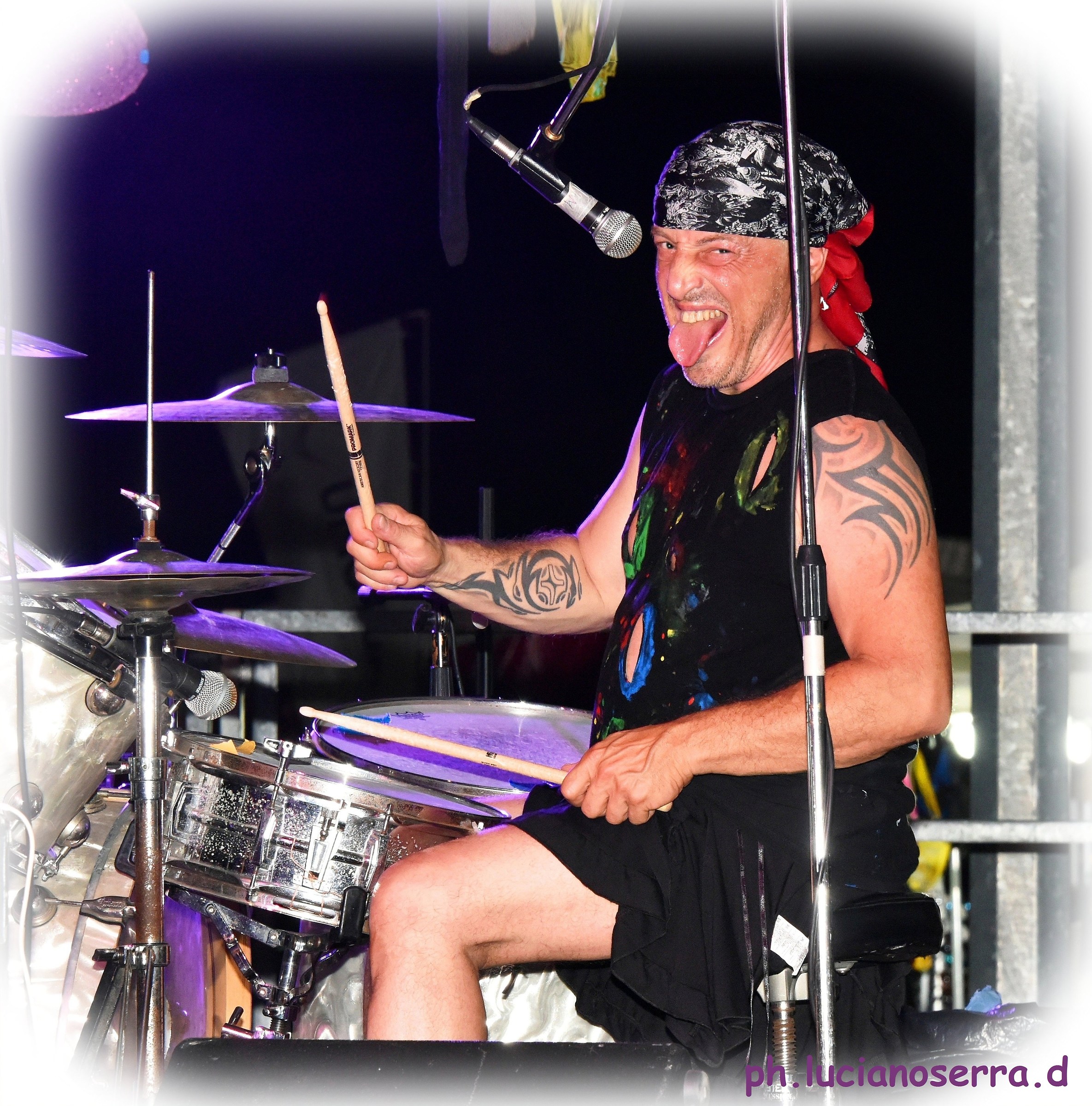 A good maroones has a long tongue ... ...