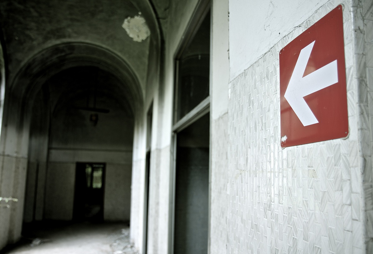 La freccia rossa indica la retta via