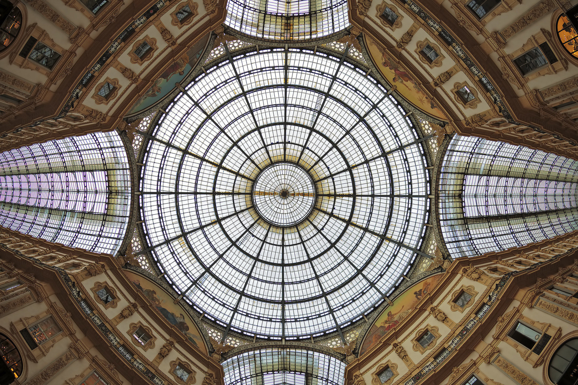 giro in giro in Galleria Vittorio Emanuele II