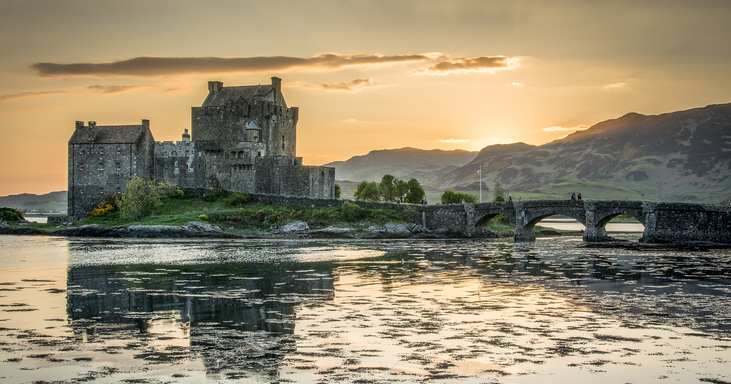 eilean donan castle sunset