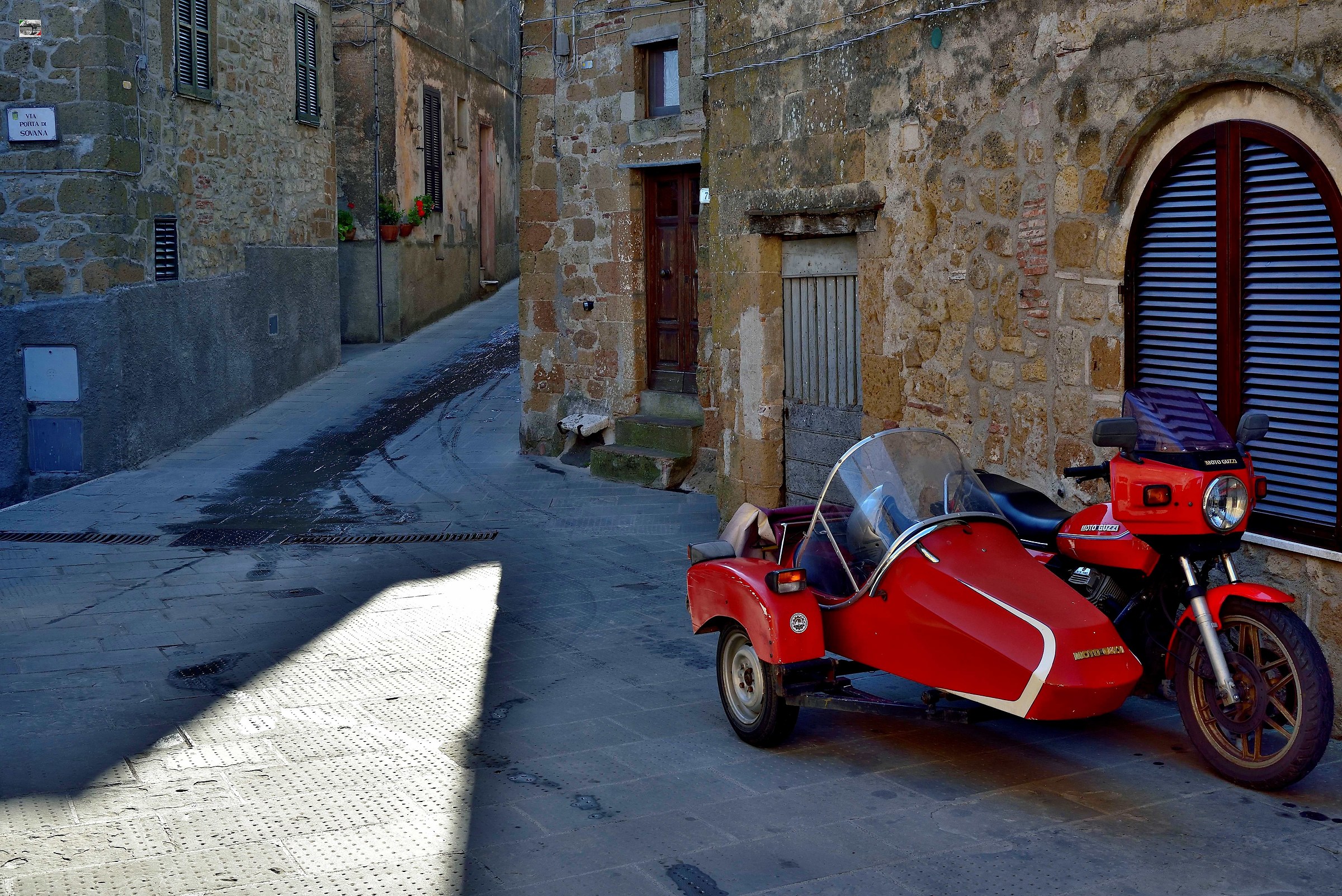 Sidecar nel borgo