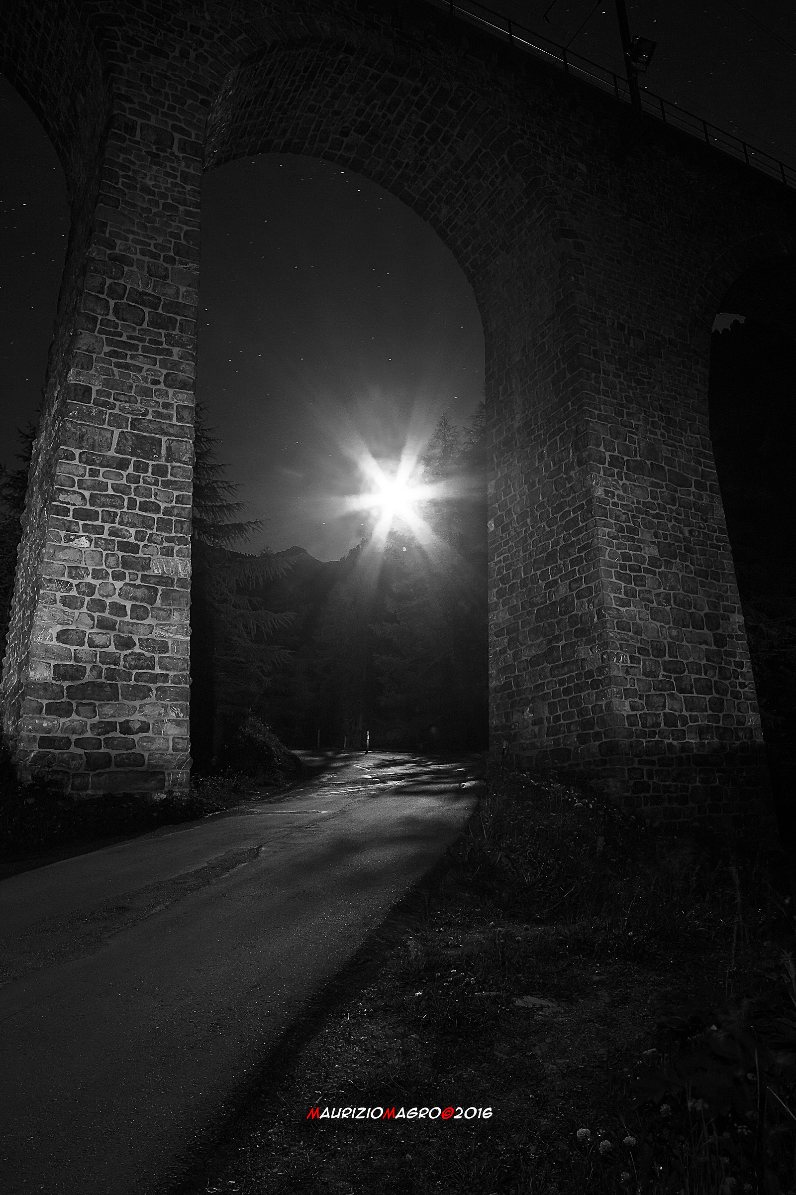 La luna atraverso il ponte