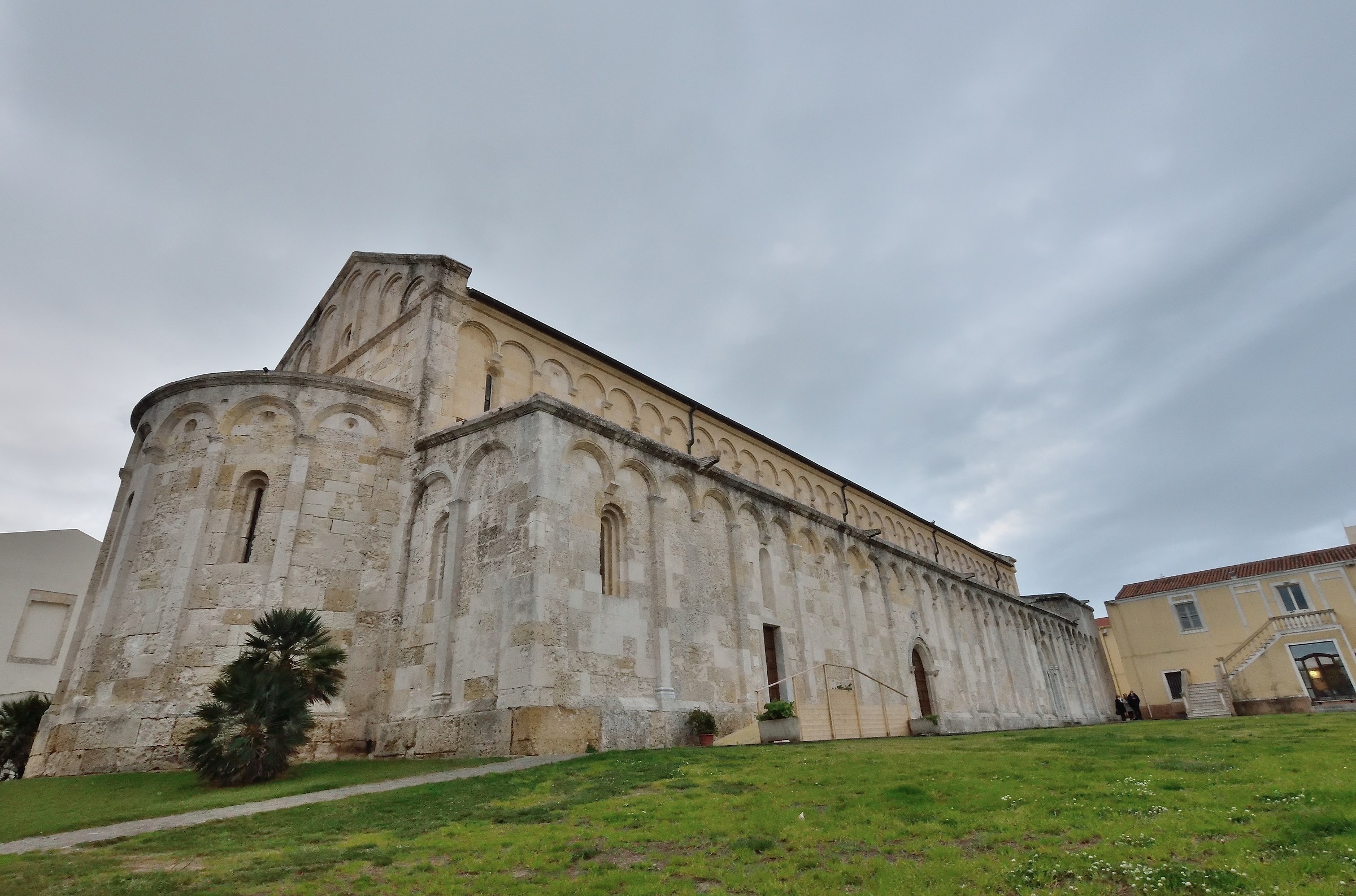 Basilica San Gavino rovinata dalle costruzioni vicine