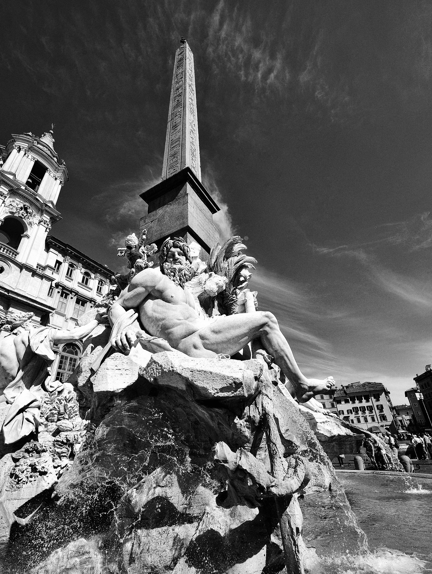 Roma-Insolita vista Fontana dei Fiumi a P.za Navona