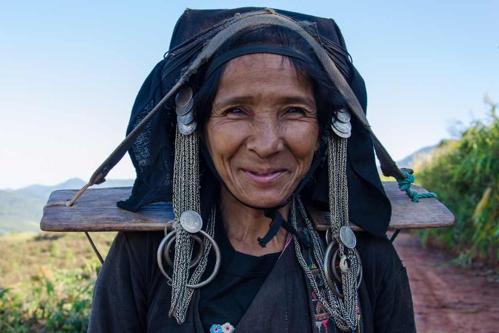 Ritratto di donna Akha