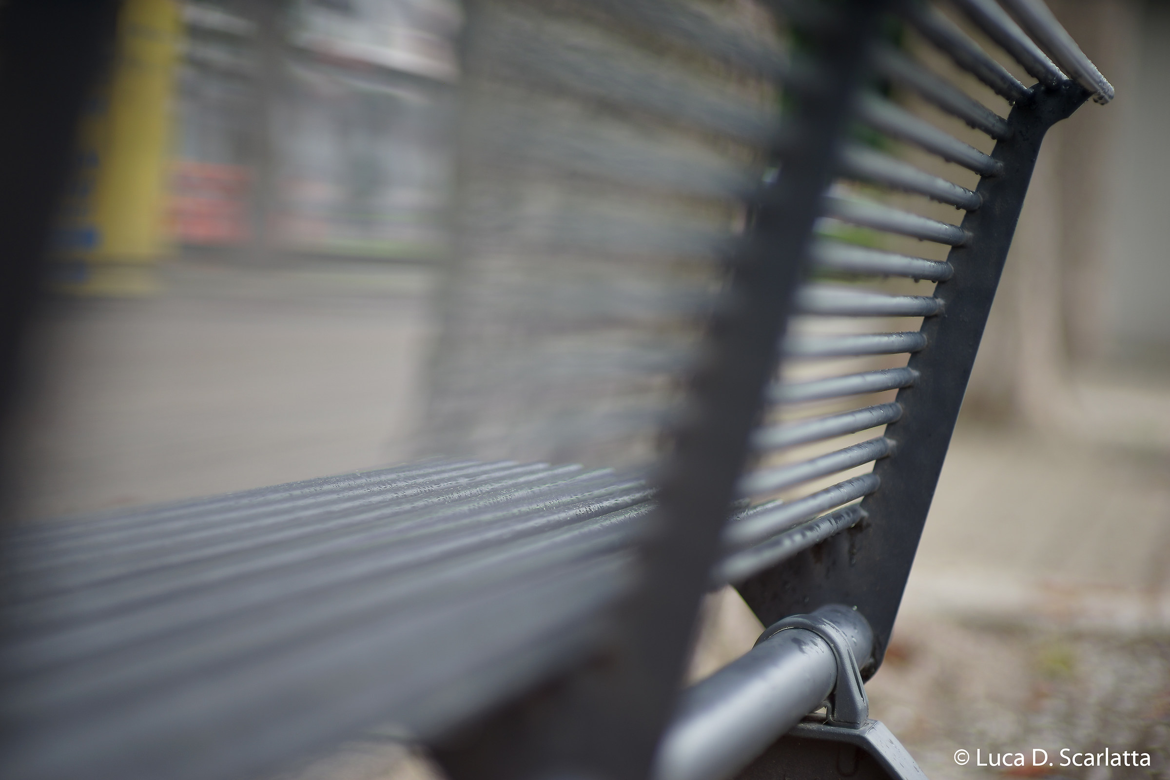 La panchina pare soffice, eppure è rigida..