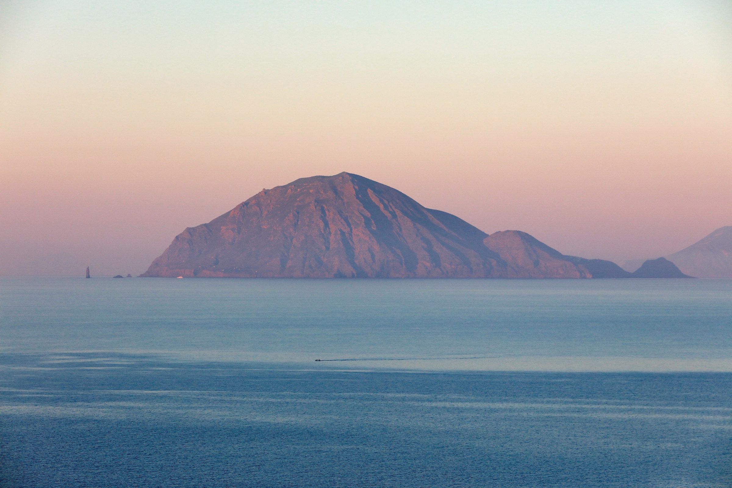 Filicudi all'orizzonte