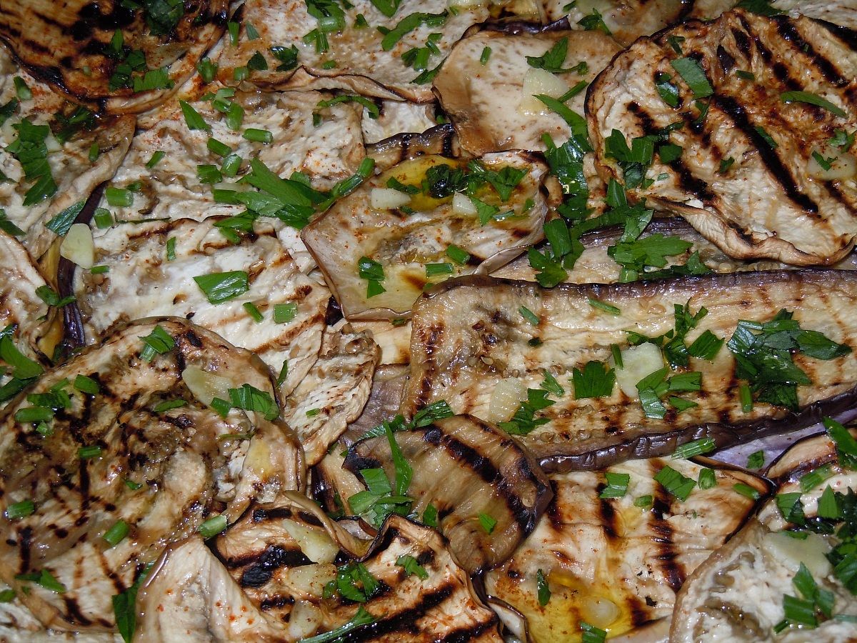 Melanzane grigliate con olio d'oliva, aglio e prezzemol