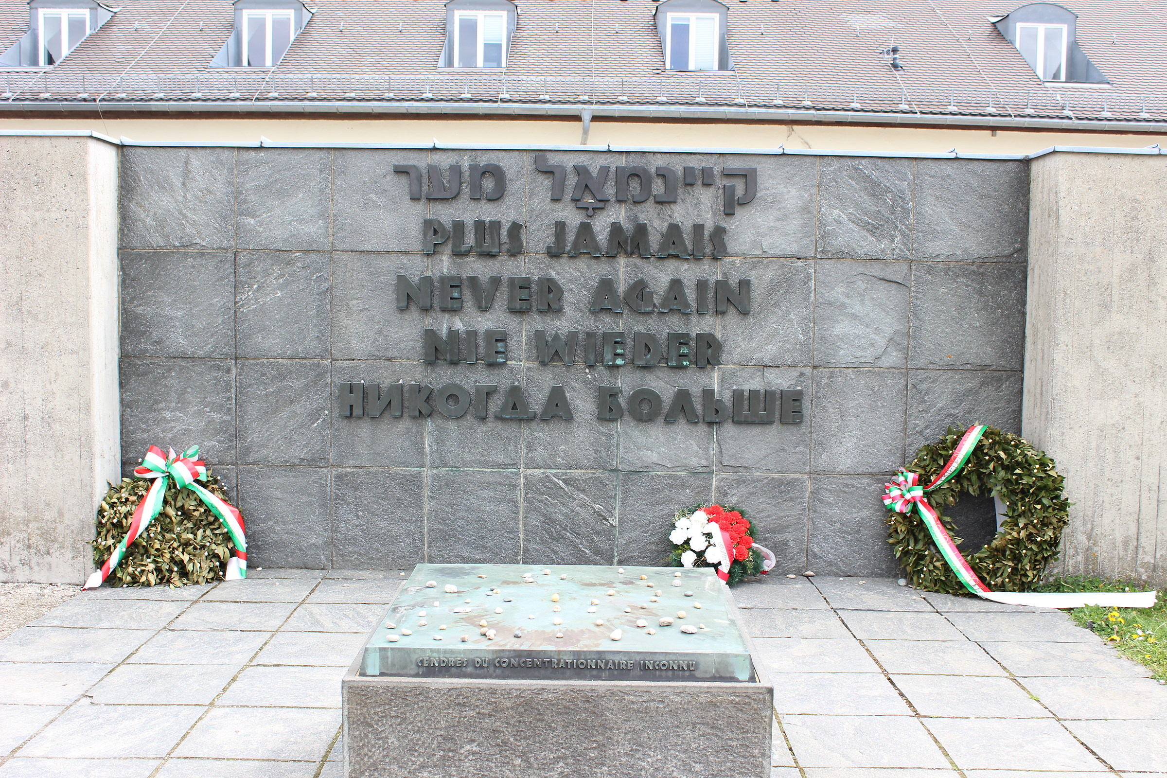 Per tutte le persone che sono morte durante il nazismo.