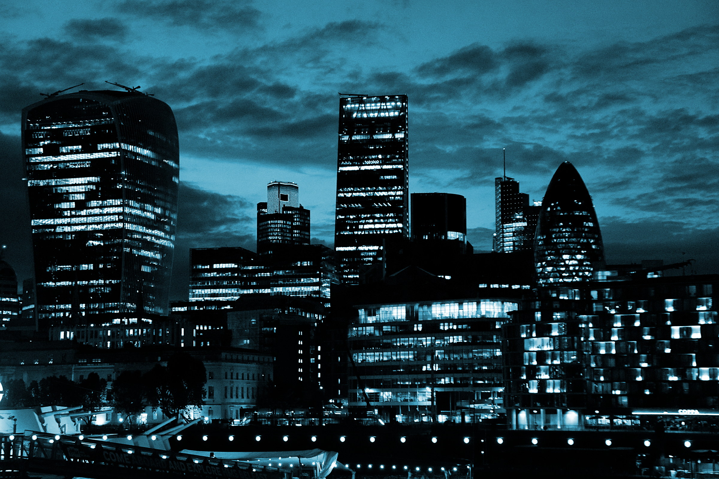 Skyline azzurro sul Tamigi