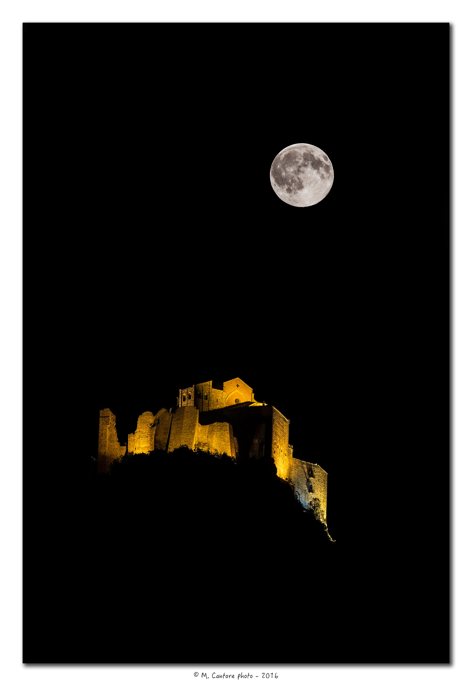 La Sacra e la luna piena