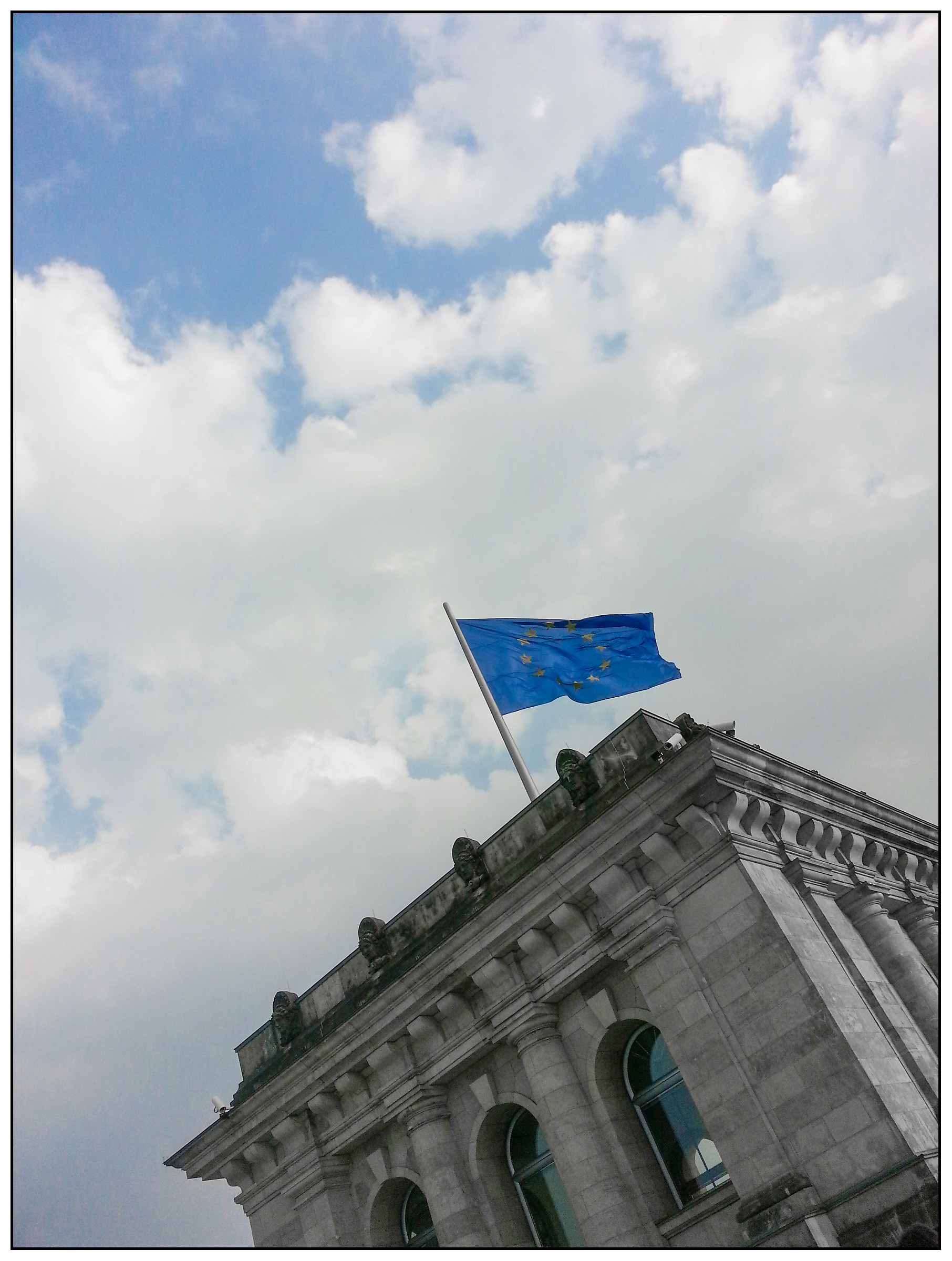 Bandiera dell'Unione Europea sventola sul Reichstag
