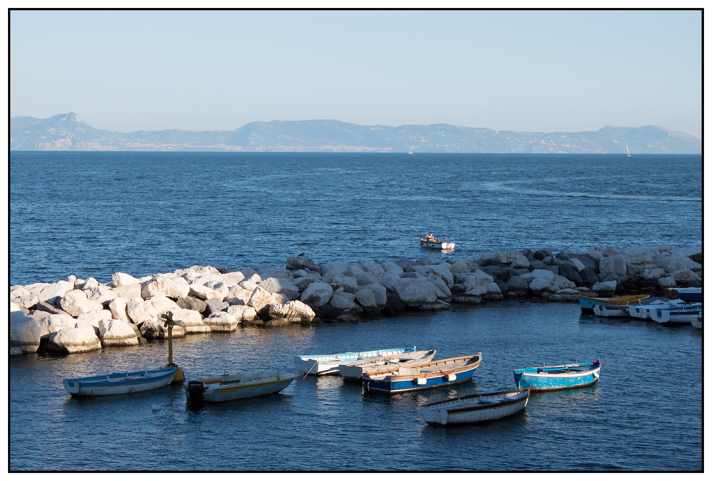 Barchette e scogliera