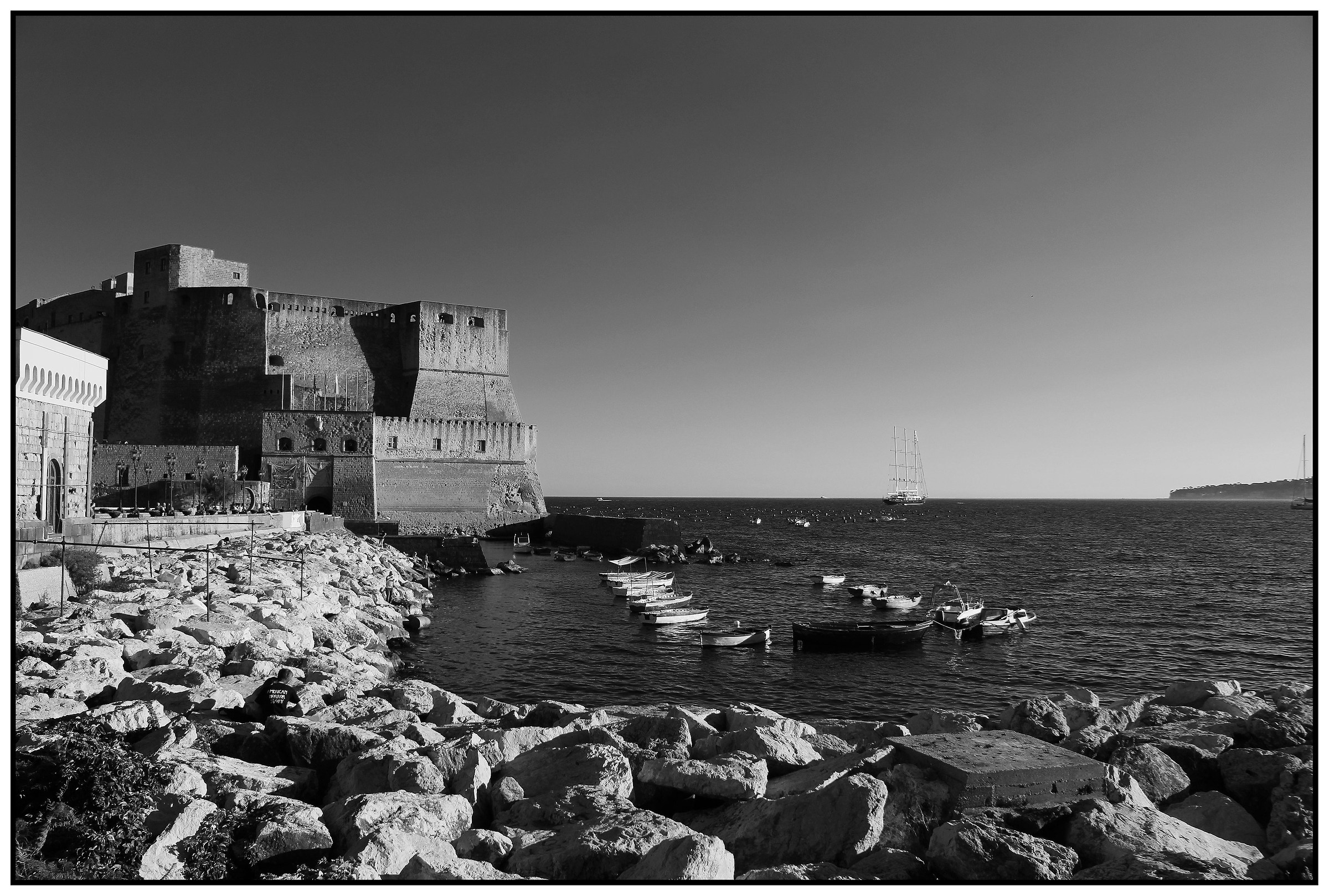 Castel dell'Ovo in monocromo