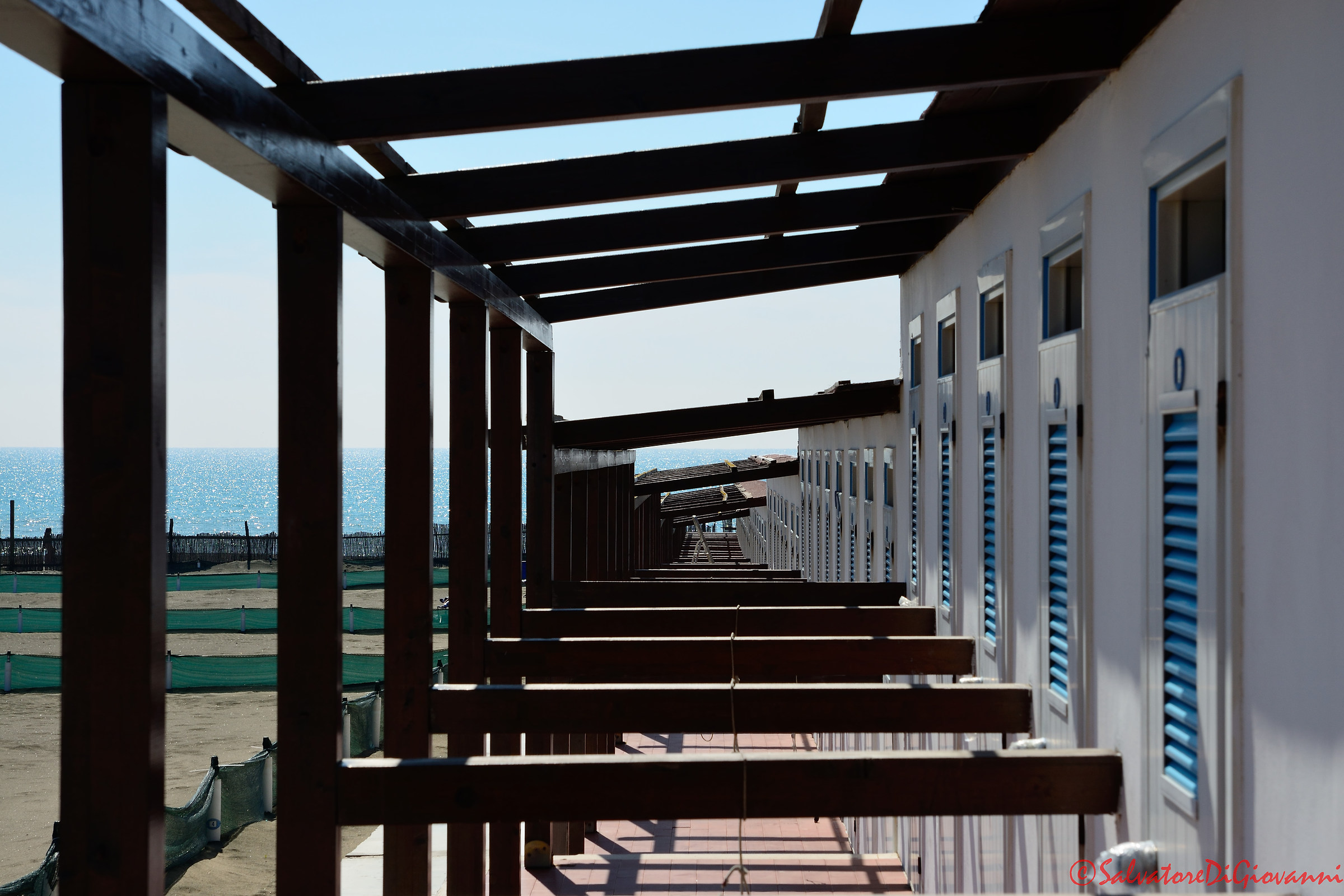 Ponte di legno verso il mare