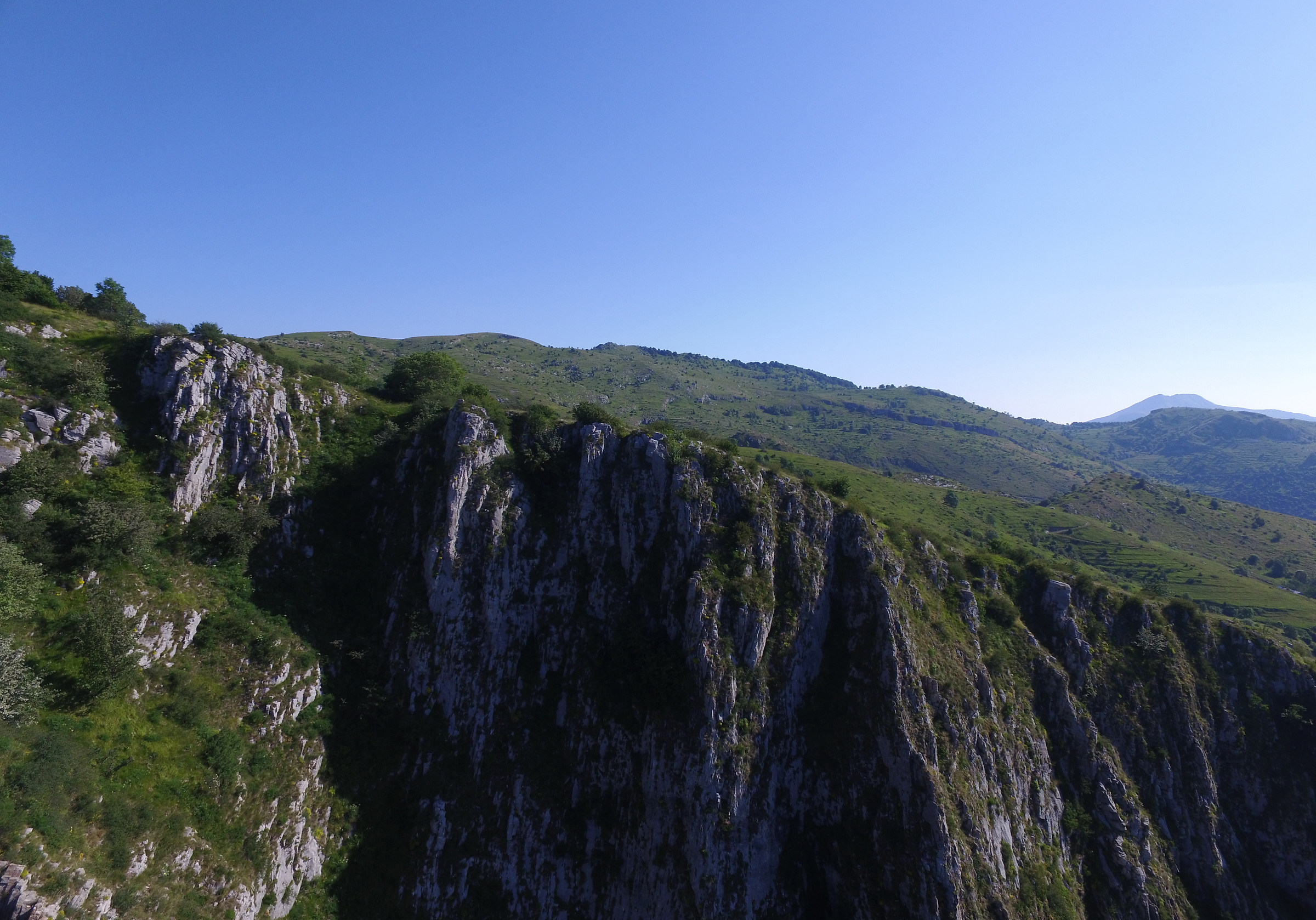 Sopra le falesie verso i pascoli alti