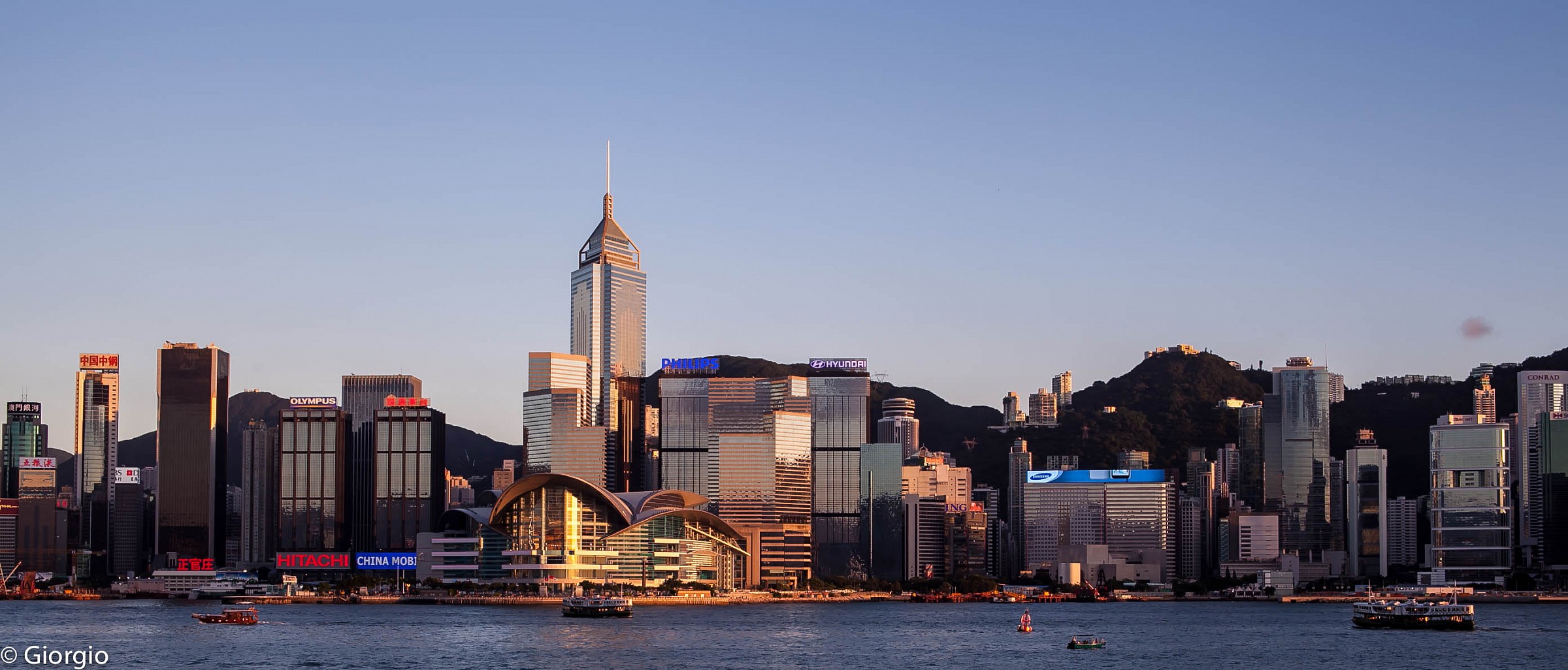Palazzo delle esposizioni vista da Kowloon