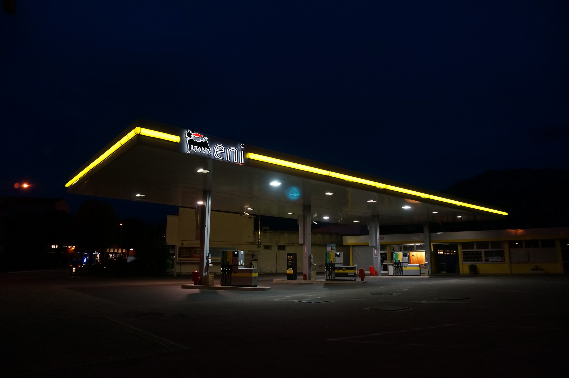 La notte blu dei benzinai