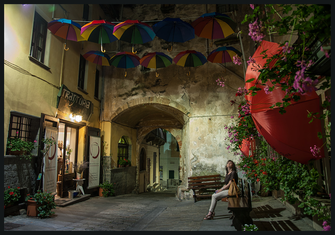 Atmosfera d'altri tempi...sotto un cielo di ombrelli..