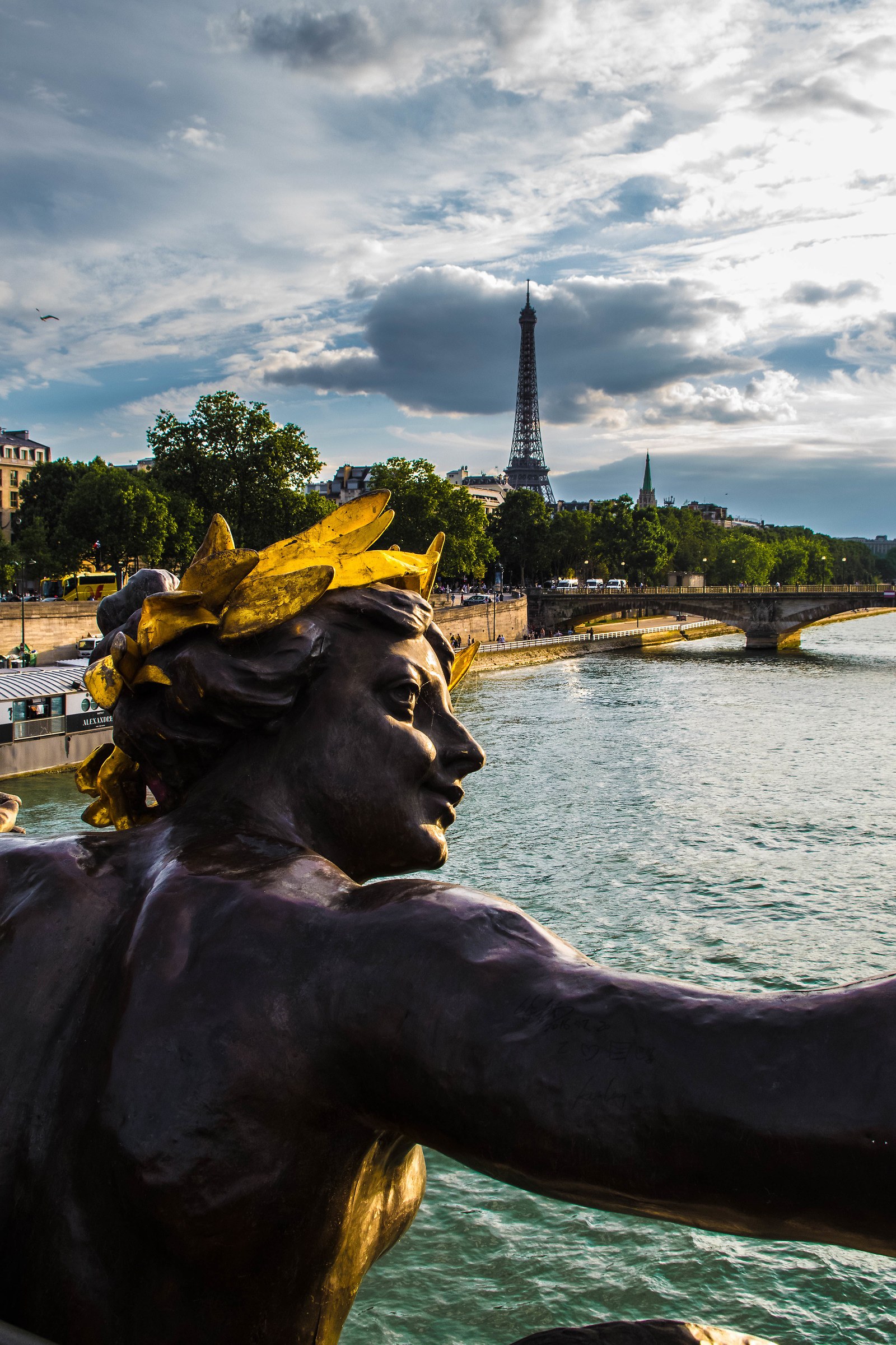 Fluctuat nec mergitur