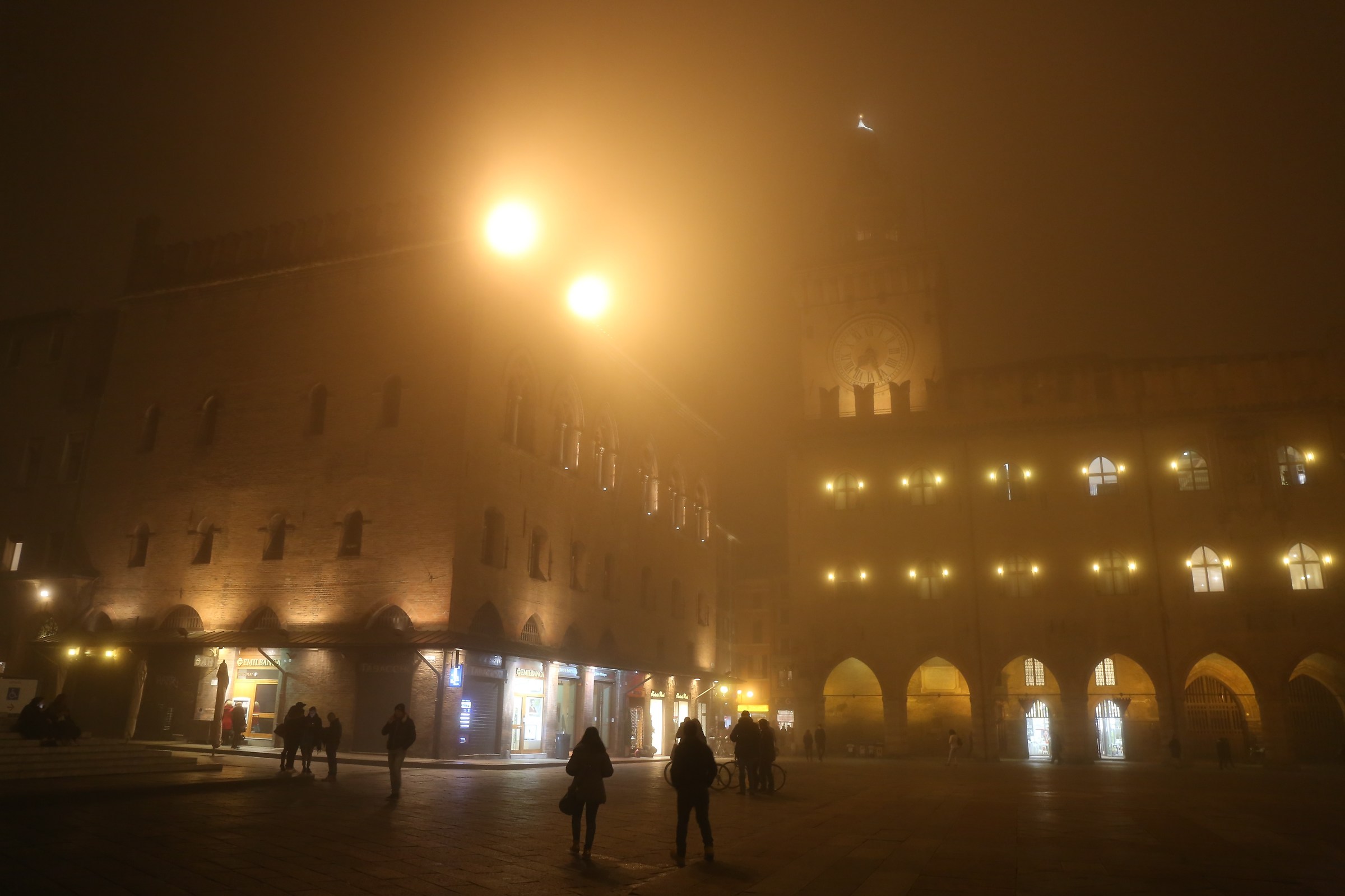 Nebbia in Piazza Maggiore ...