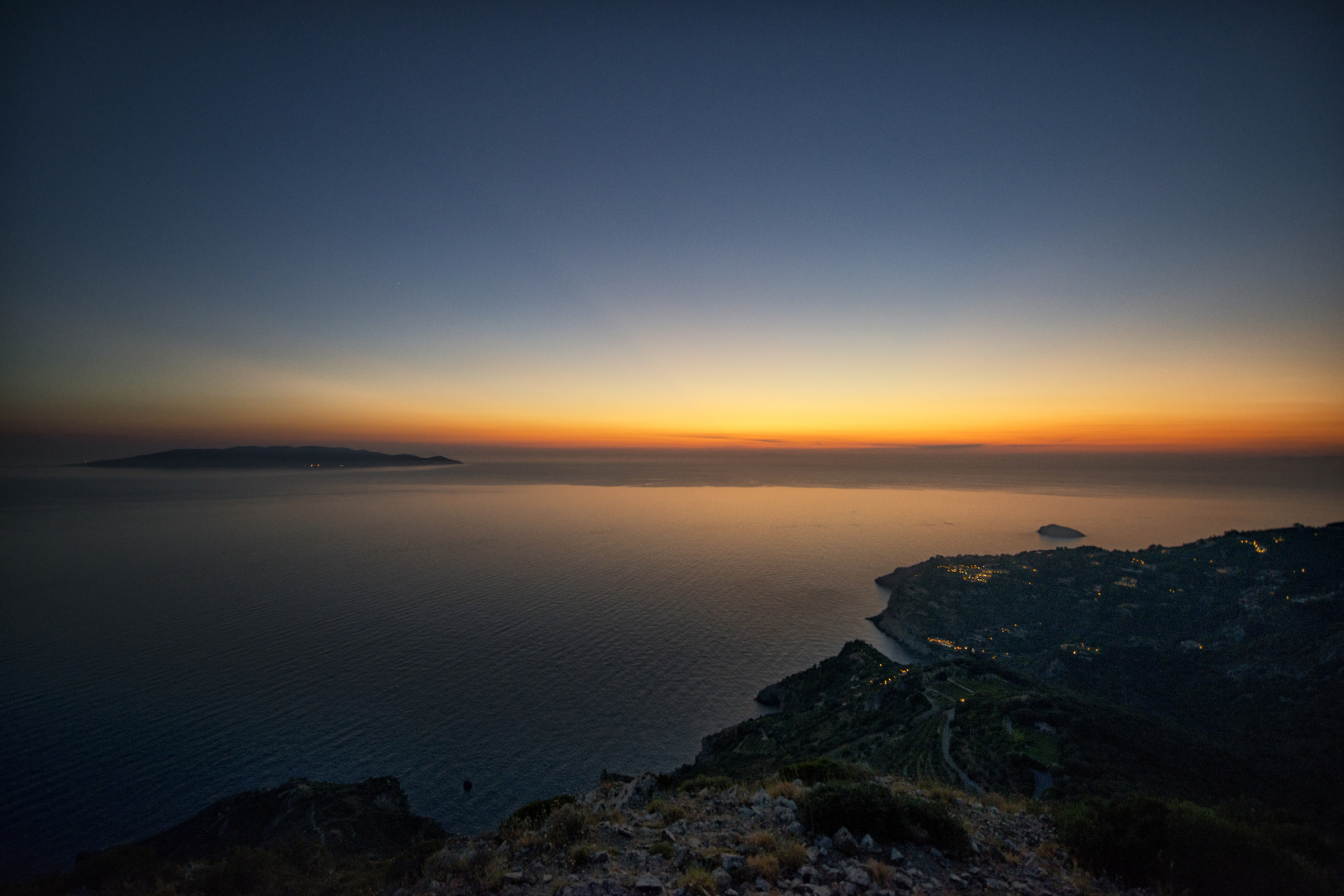 Dall'Argentario al Giglio, dopo il tramonto.