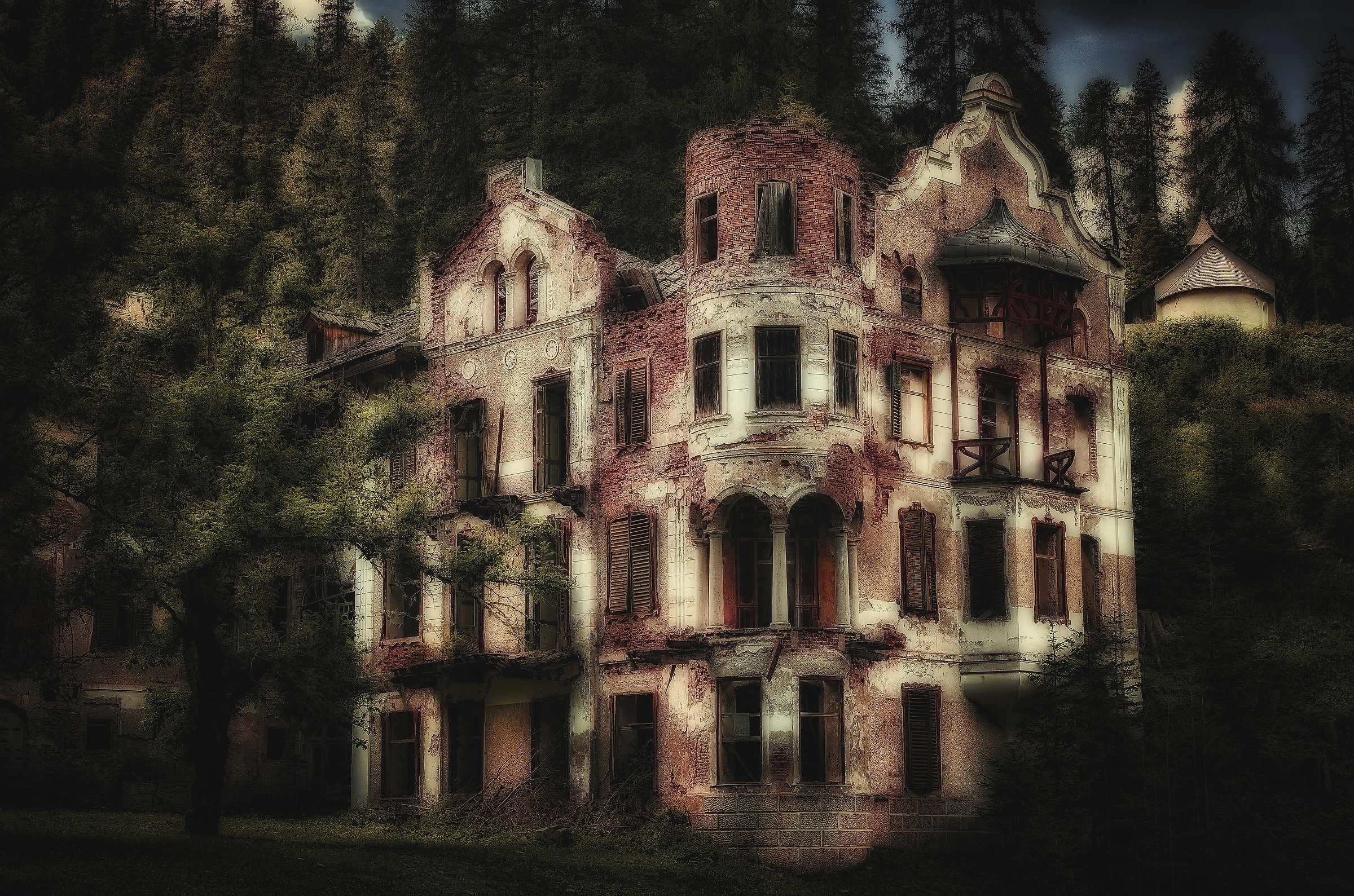 Former thermal baths sc horror house