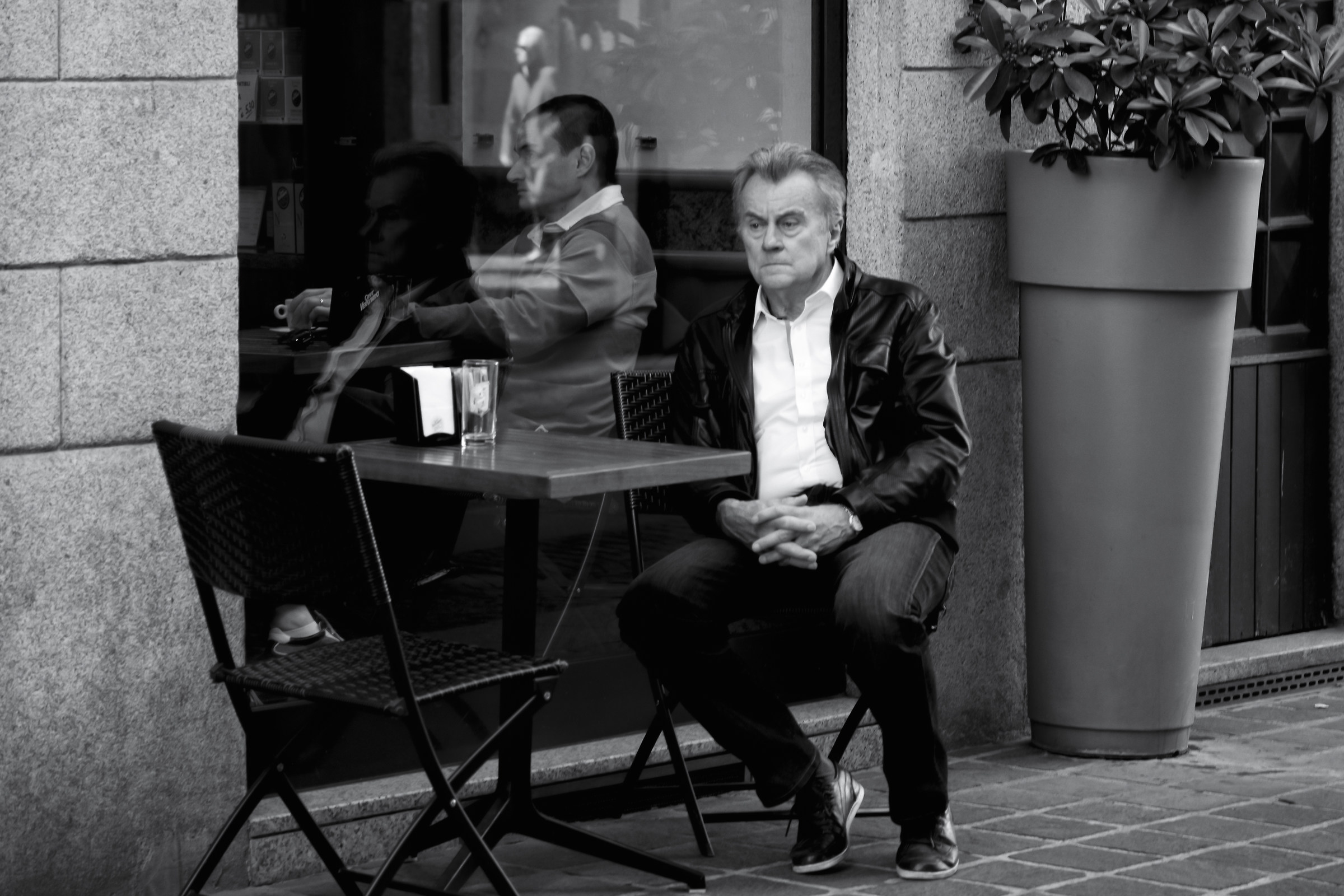 Pensieroso e rilassato