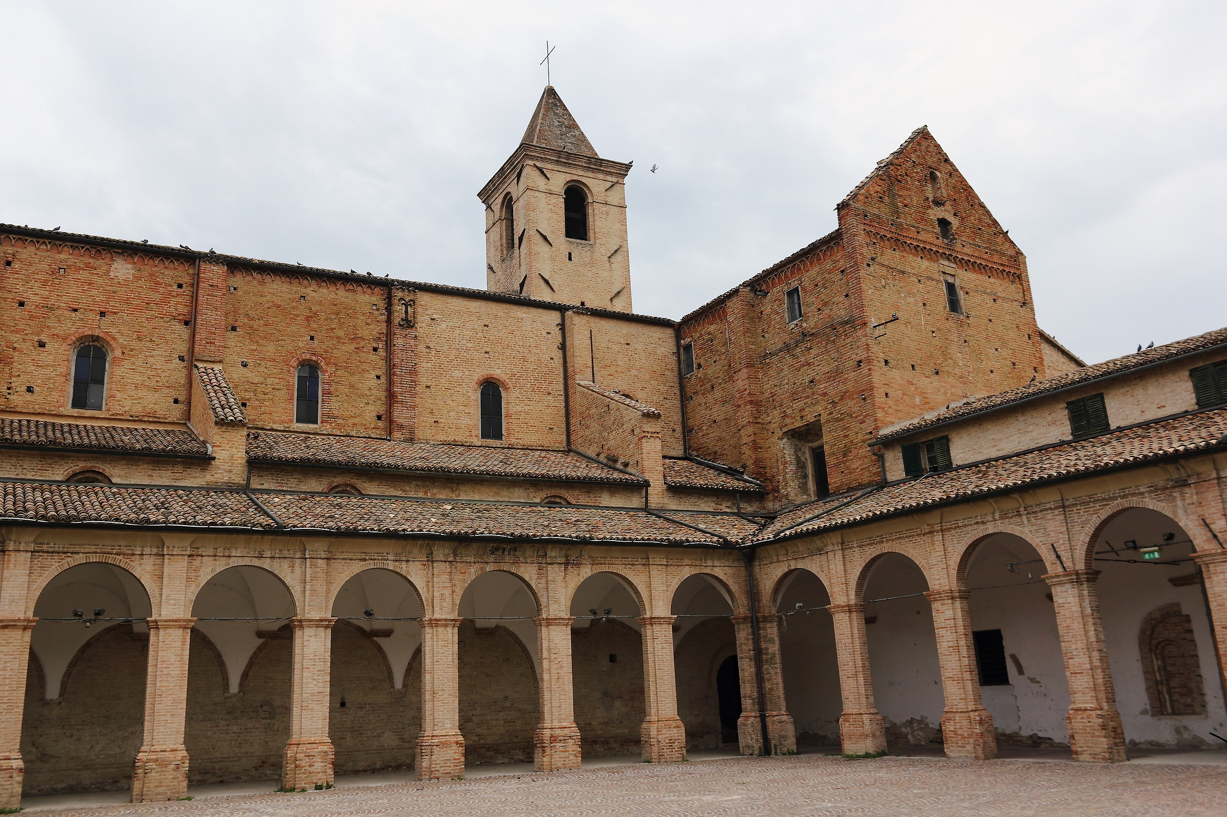 Chiaravalle (n) the cloister Cistercian abbey