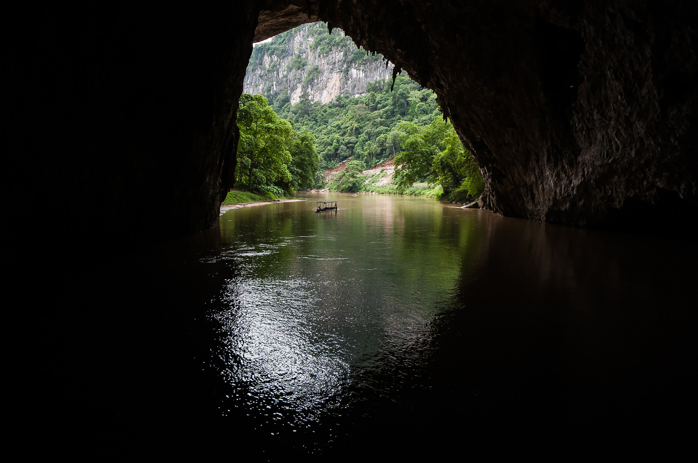 Grotta presso i laghi di Ba Bè, Vietnam