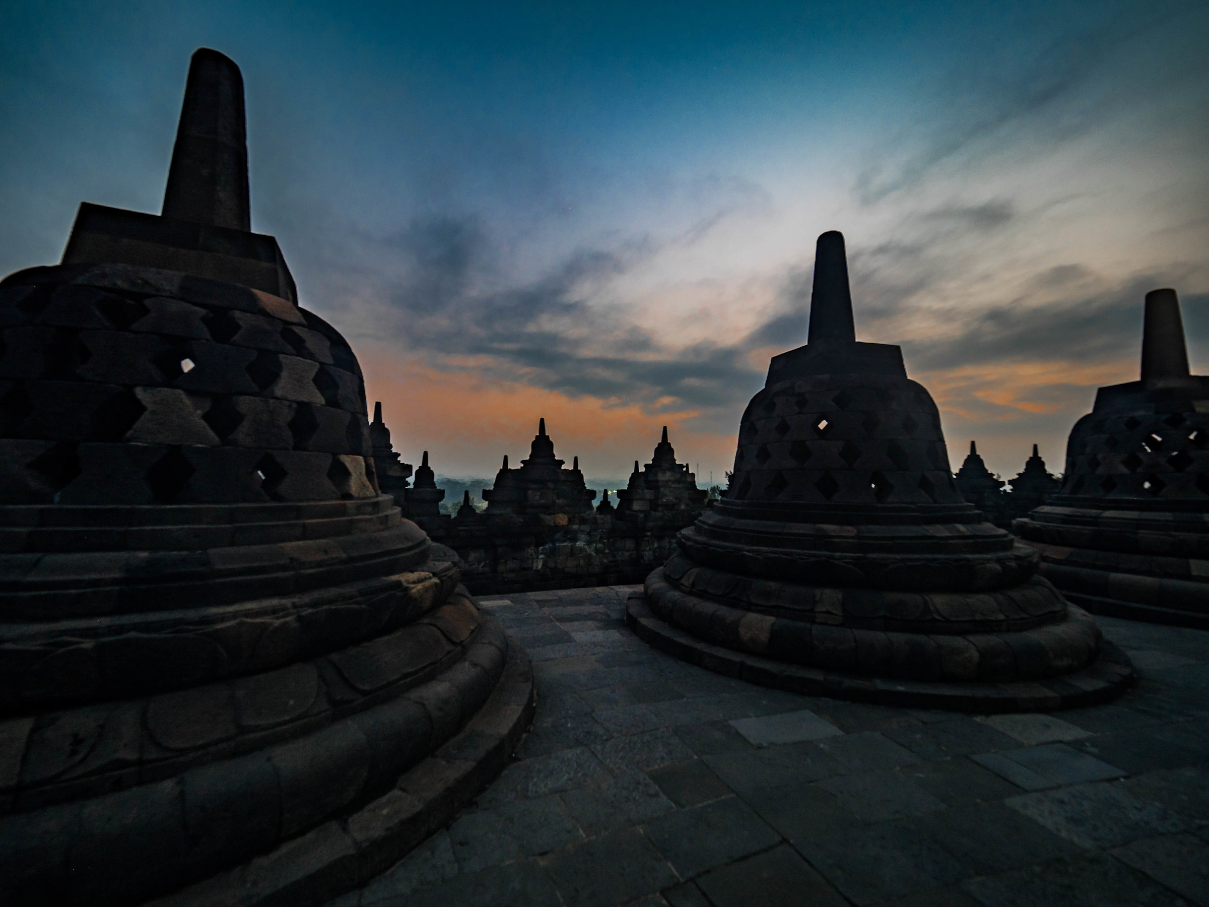 Alba al tempio di Borobudur