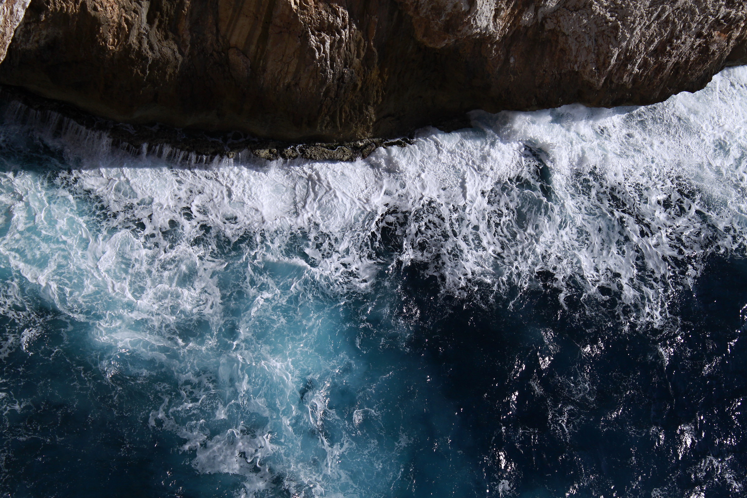 Onde, mare blu nella discesa per le Grotte di Nettuno.